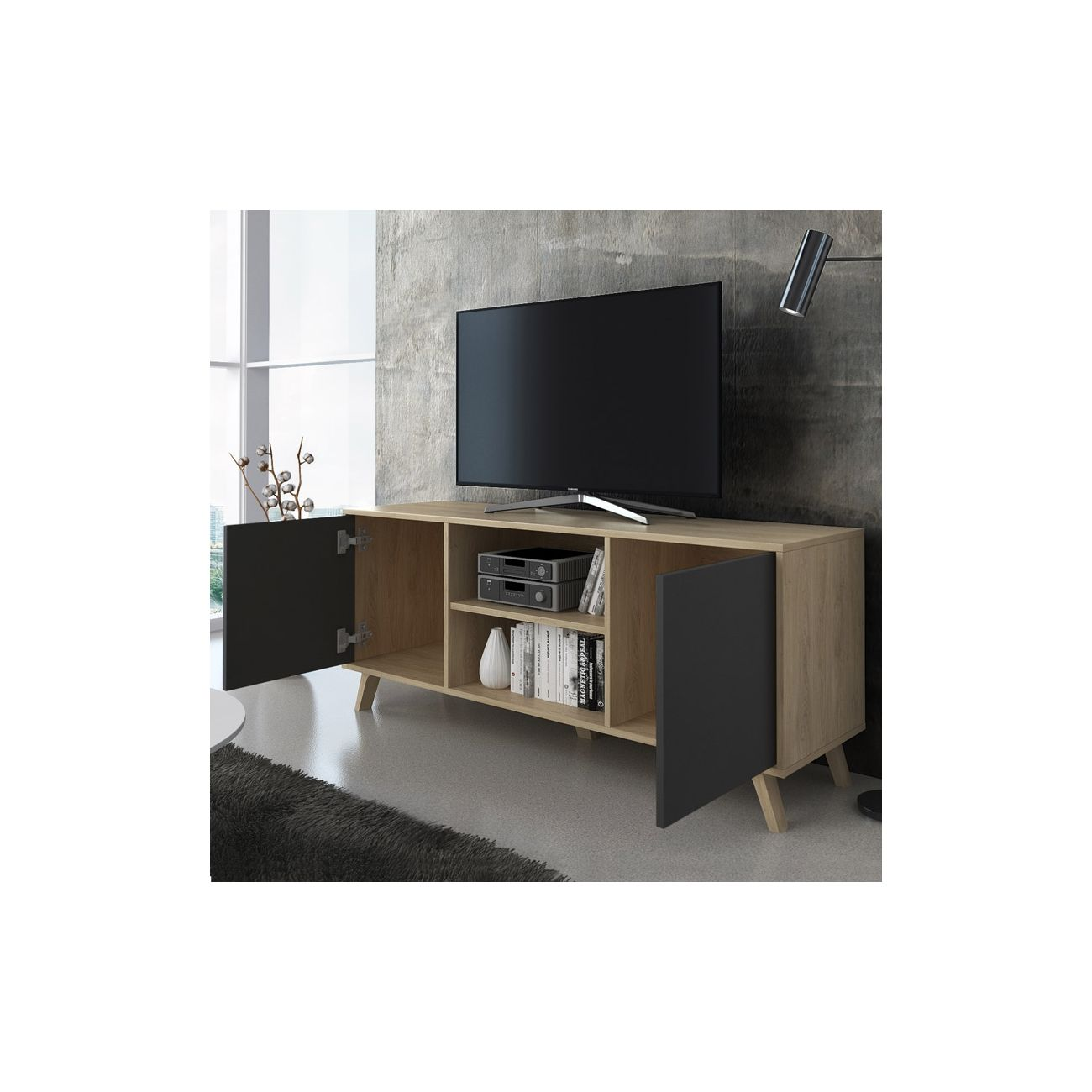 Mueble de TV de madera con estante abierto, TV, libros y dos puertas negras.