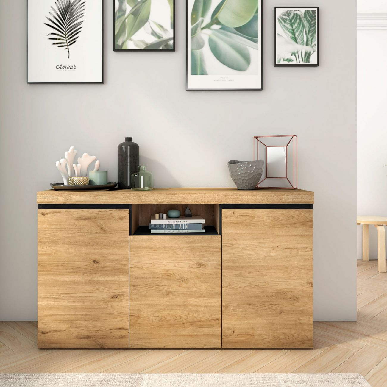 Aparador de madera con decoración y cuadros en la pared.