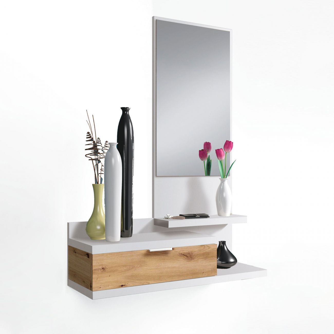 Un espejo de pared moderno con estante, jarrones decorativos y flores.