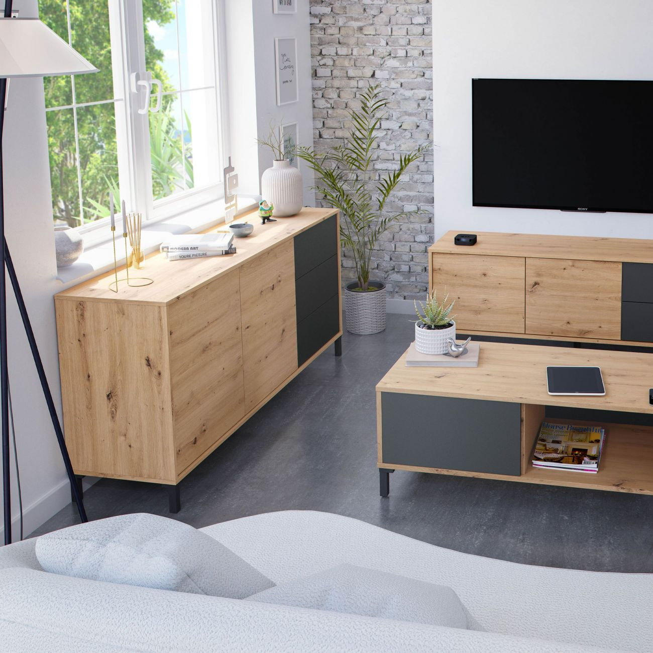 Sala de estar moderna con muebles de madera clara y gris, ventana grande, TV y plantas.