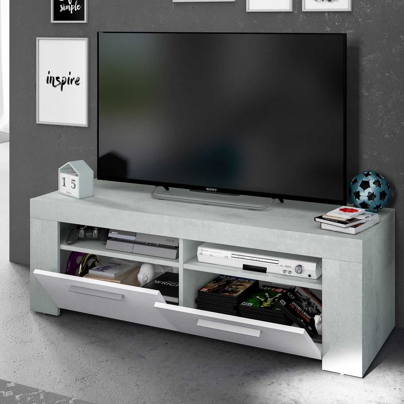 Mueble de TV moderno con estante abierto, cajones y decoraciones.