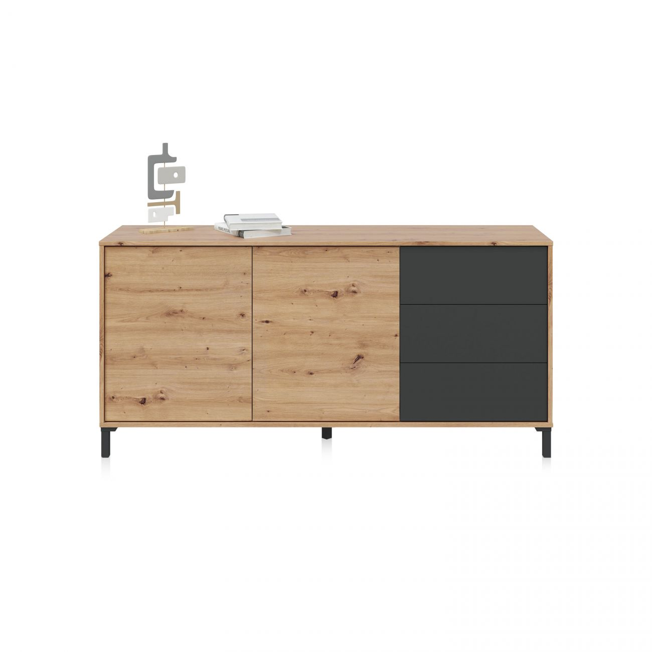 Aparador de madera con cajones oscuros y objeto decorativo.