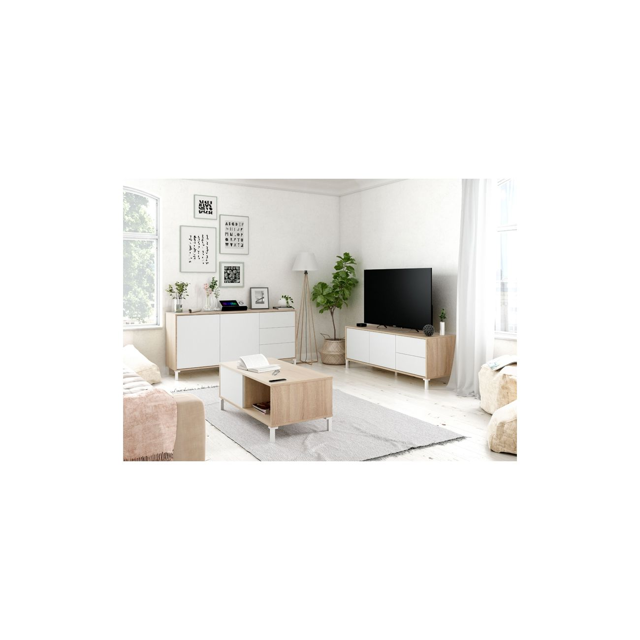 Una sala de estar luminosa con muebles blancos y de madera, TV, sofá y mesa de centro.