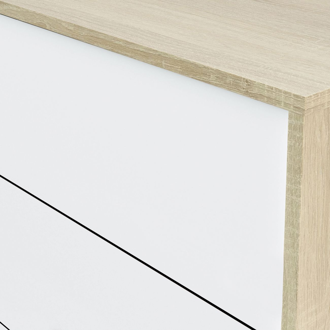 Primer plano de una cómoda con frente blanco y parte superior de madera.