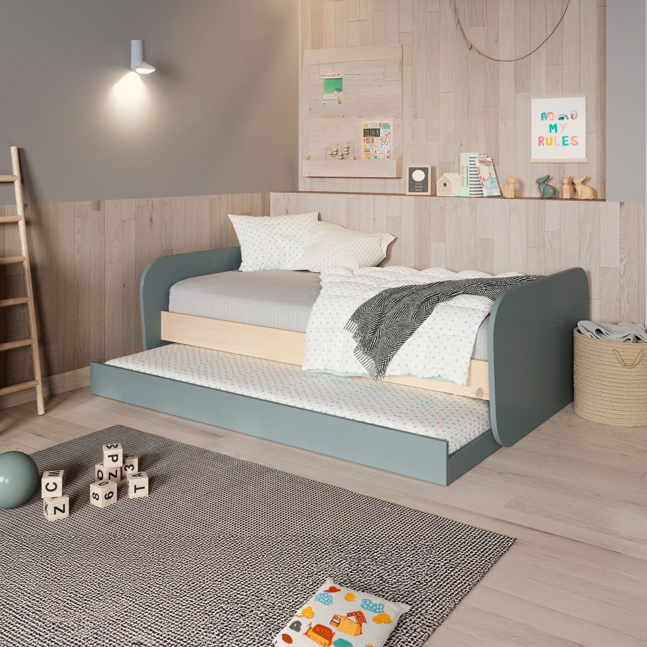Habitación infantil con diván azul, cubos de juguete, pelota y escalera.