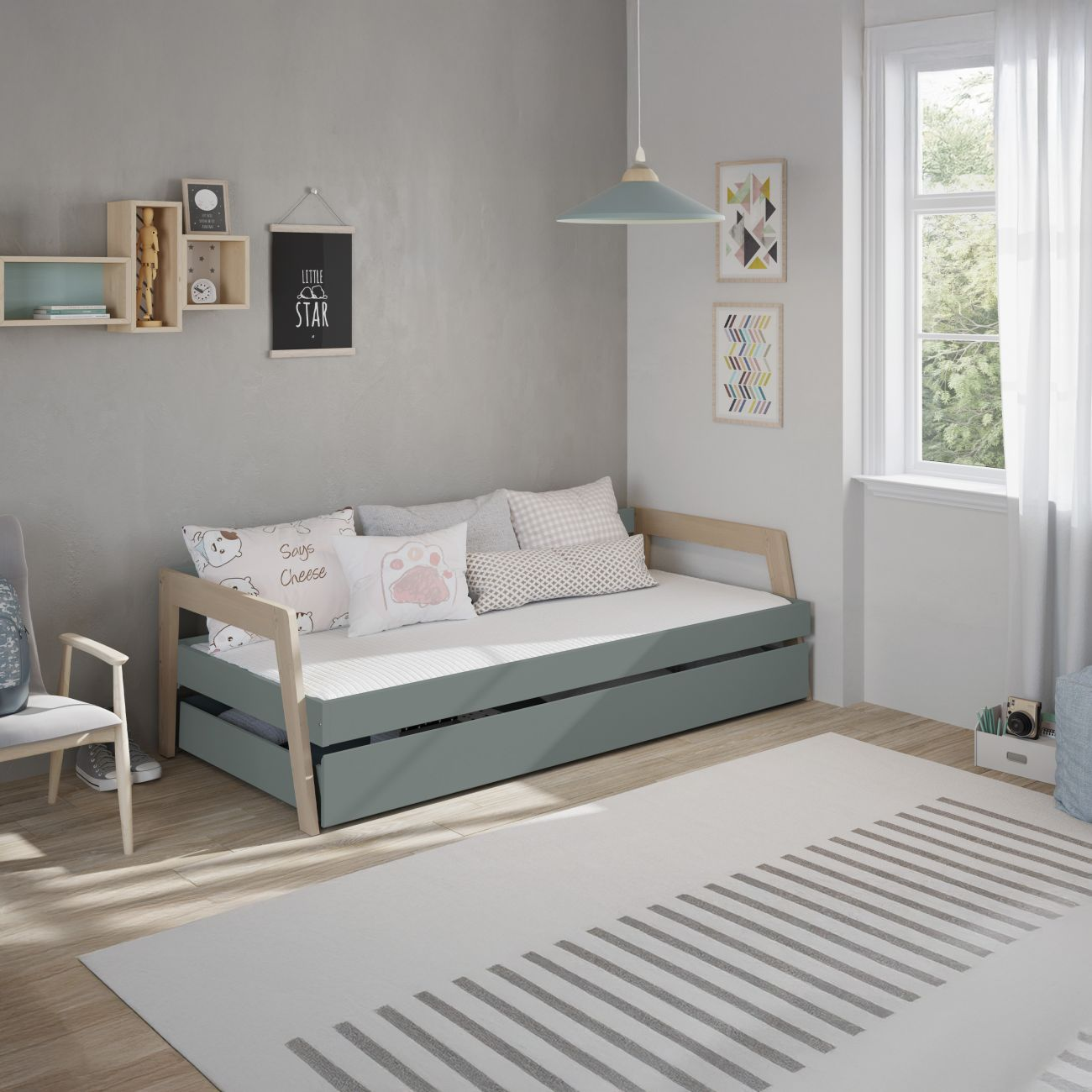 Un diván con cajón gris, marco de madera y cojines en una habitación luminosa.