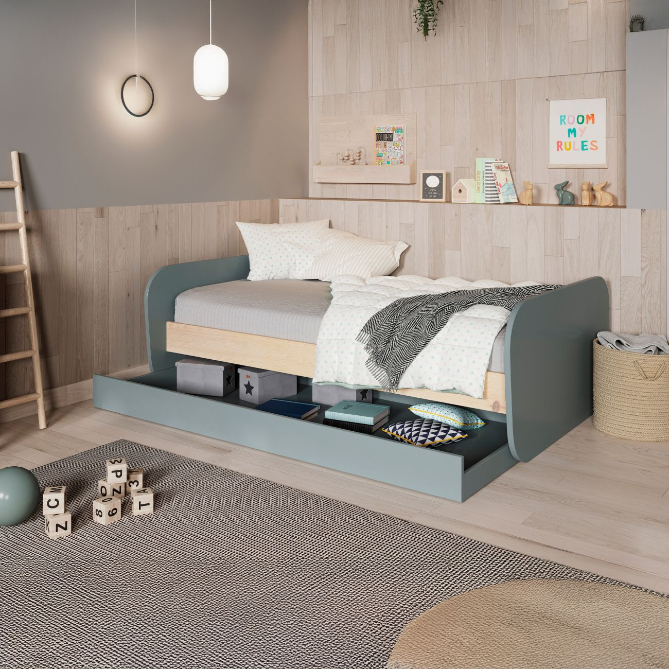Habitación infantil con cama azul, paredes de madera, bloques de juguete y cesta.