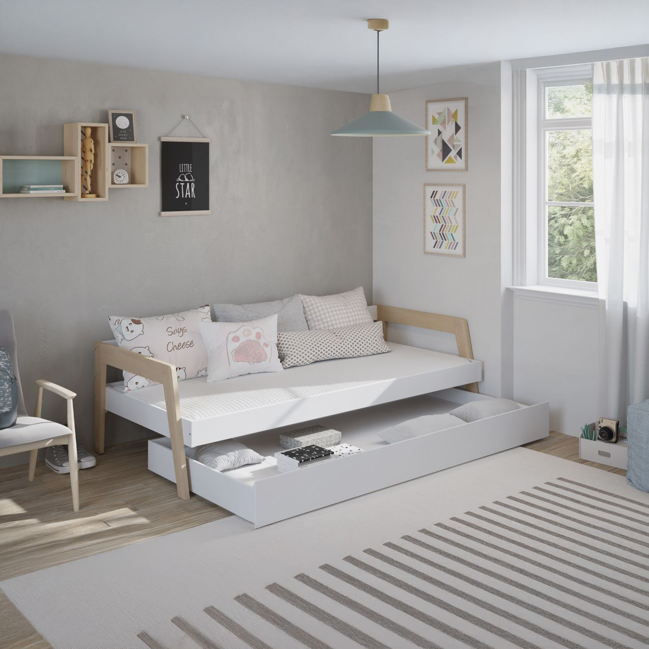 Un diván con cama nido extraíble en una habitación luminosa con decoración.