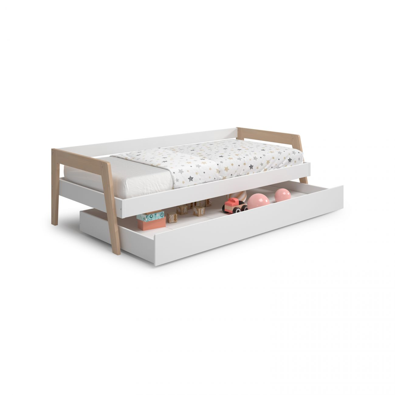 Una cama blanca con detalles de madera y edredón de estrellas. Juguetes debajo.