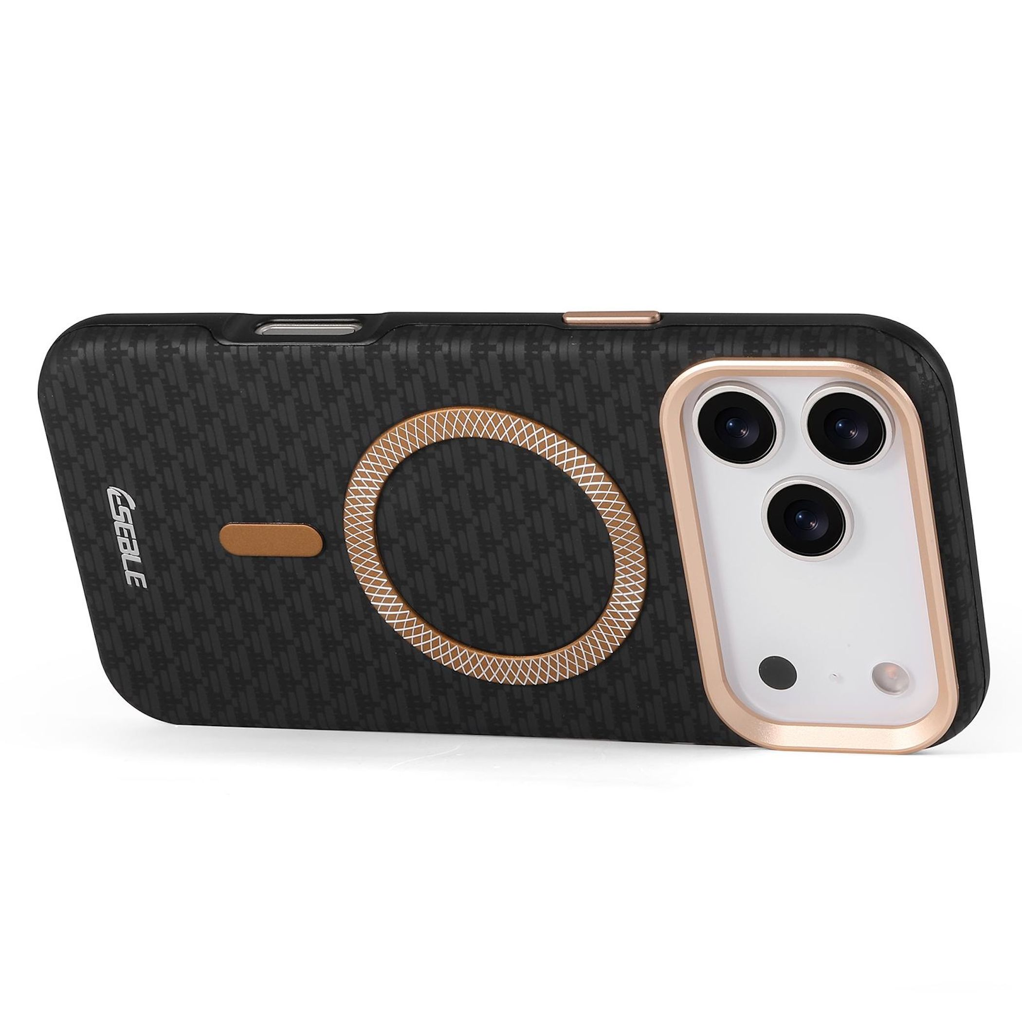 Funda de teléfono negra con patrón, anillo dorado y recorte de cámara.