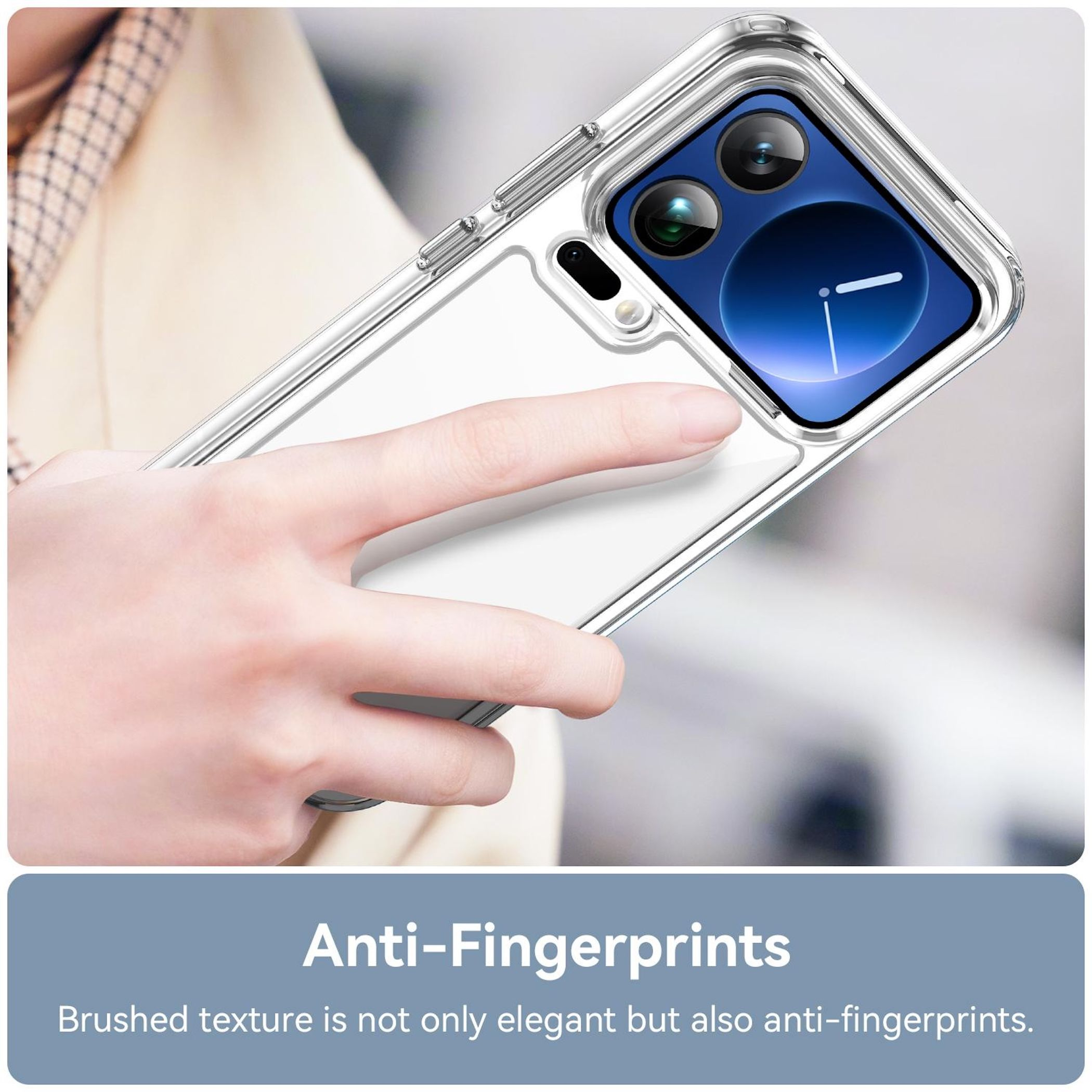 Una mano sostiene una funda de teléfono transparente con cámara.