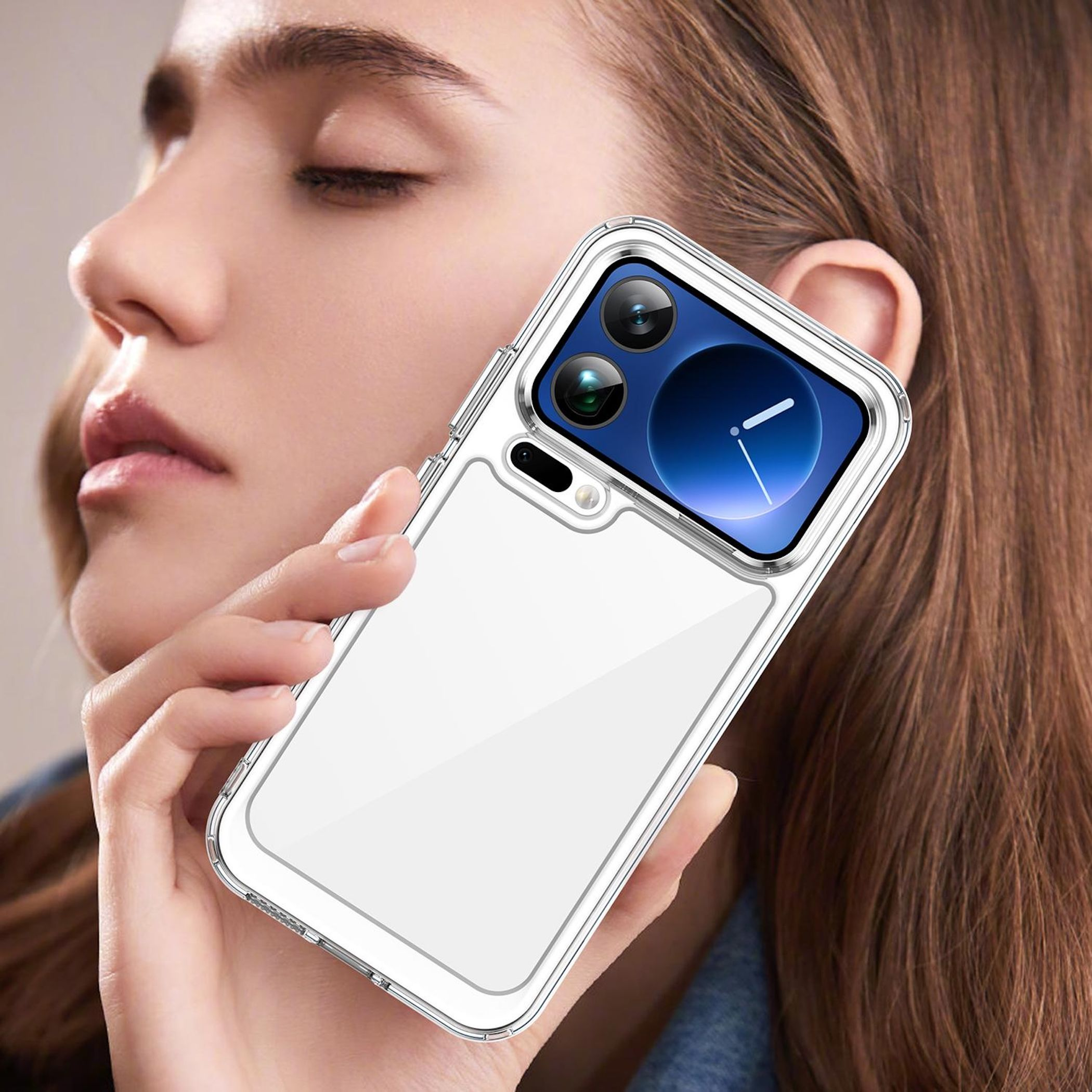 Una mujer sostiene una funda de teléfono transparente con pantalla azul.