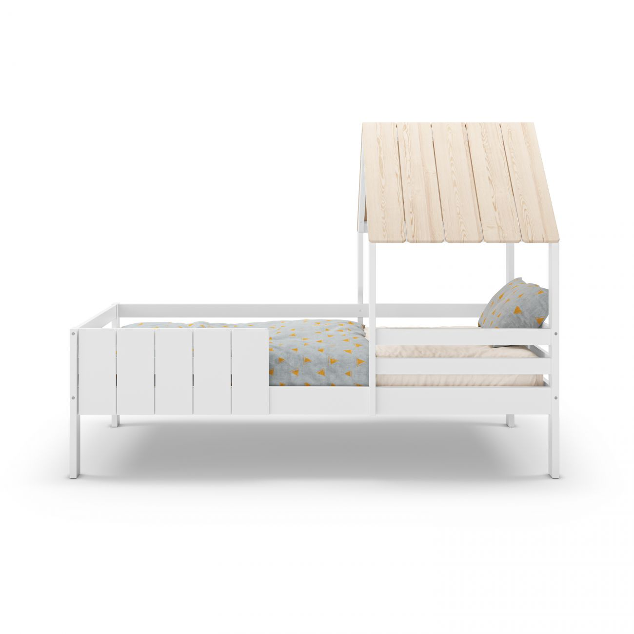 Una cama infantil blanca con techo de madera, almohada gris y ropa de cama.