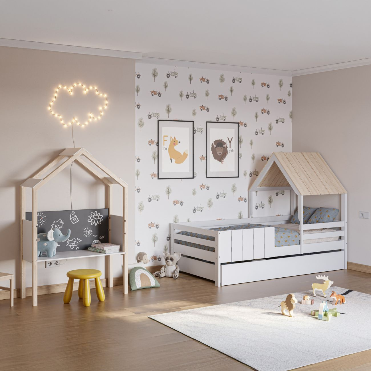 Habitación infantil con cama blanca, juguetes y papel de pared de tractores.