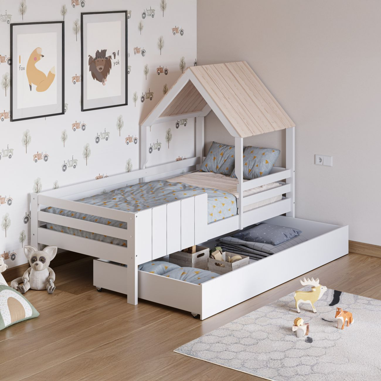 Cama infantil blanca con techo y cama extraíble, juguetes y papel pintado de tractor.