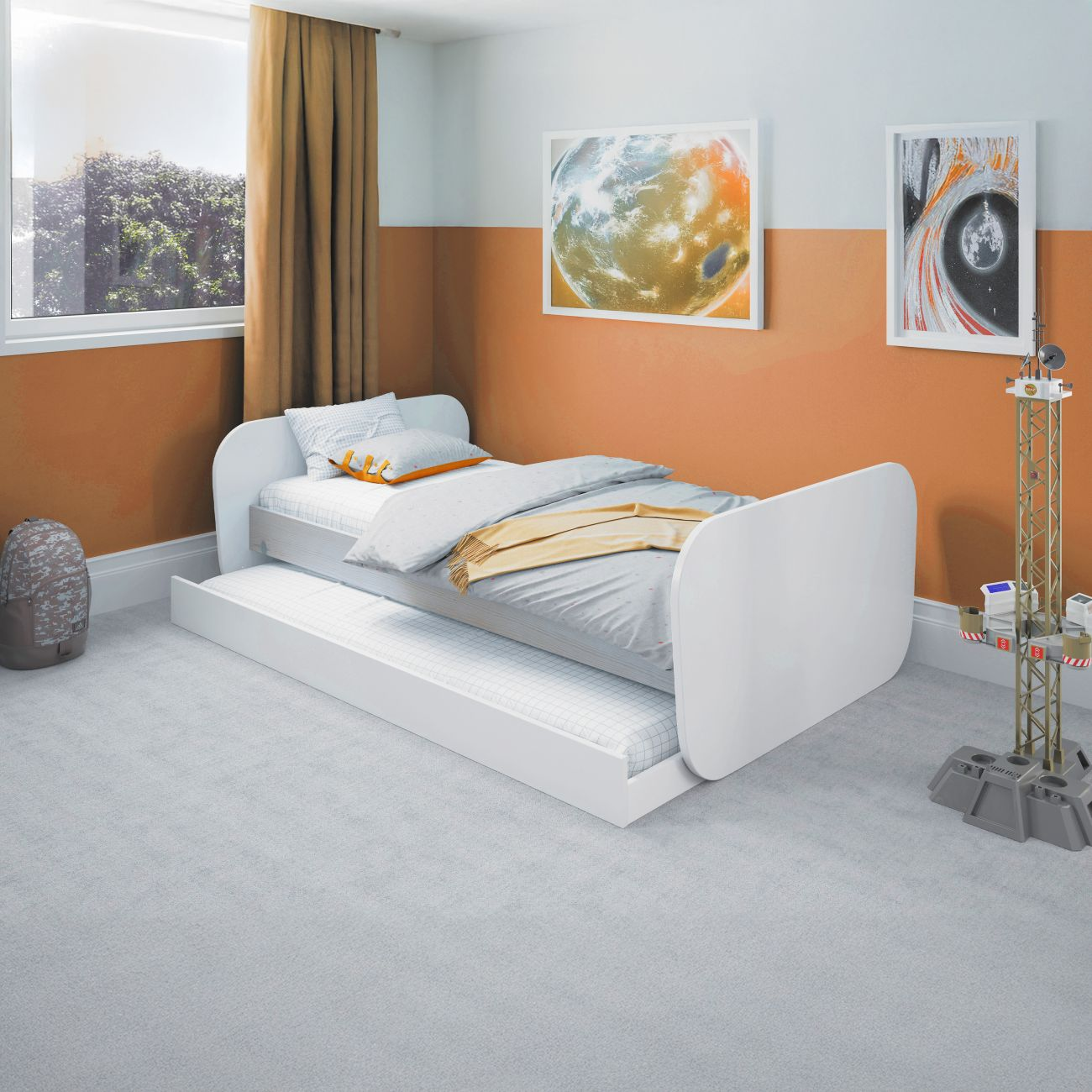 Una cama infantil blanca con cama nido, paredes naranjas y arte temático espacial.