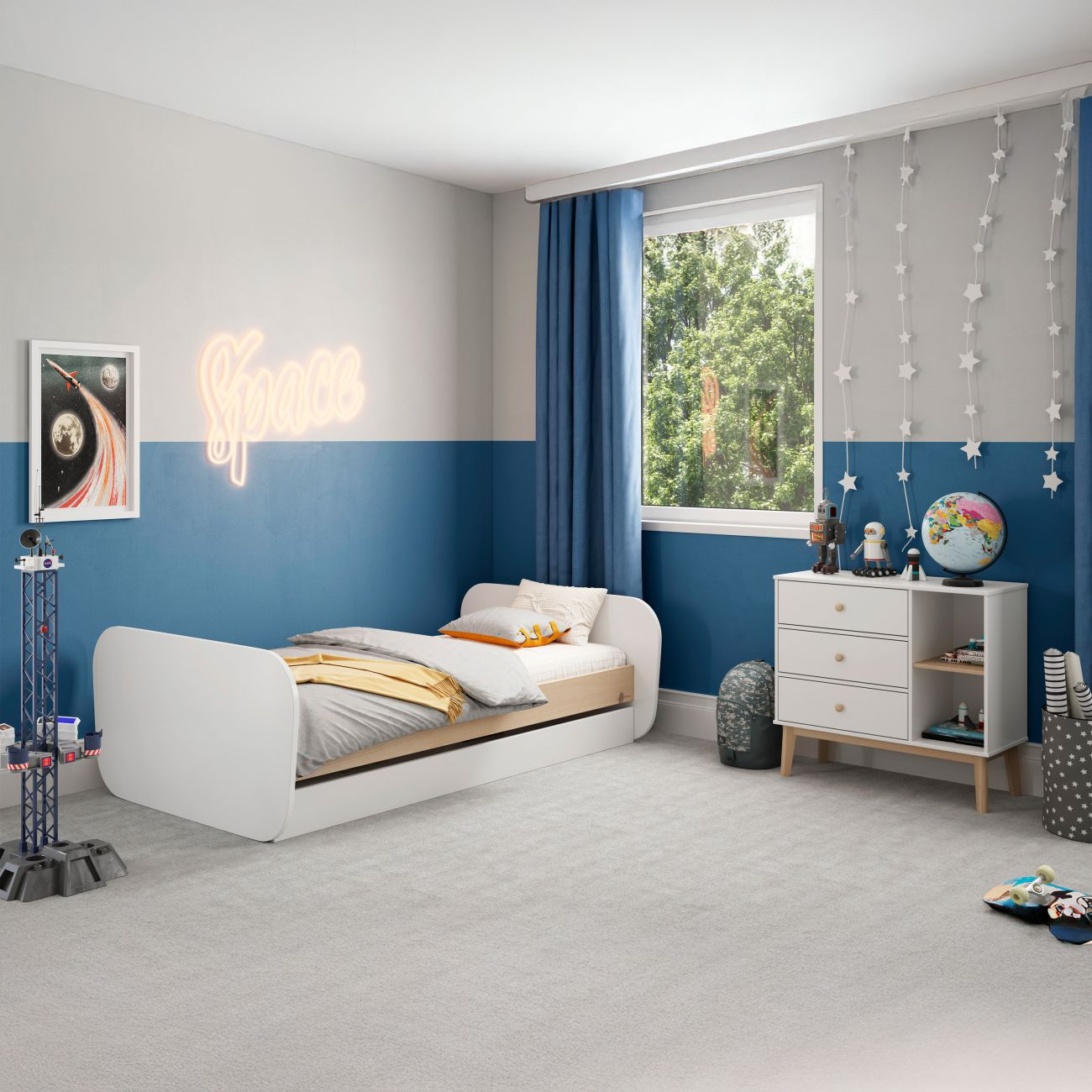 Dormitorio infantil con cama blanca, paredes azules y decoración espacial.