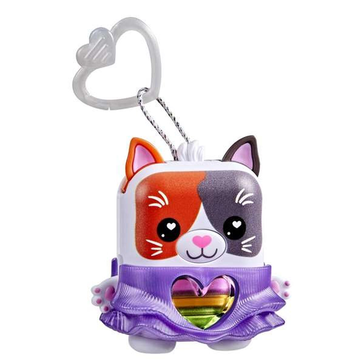 Un juguete de gato colorido con falda morada y amuleto de corazón.