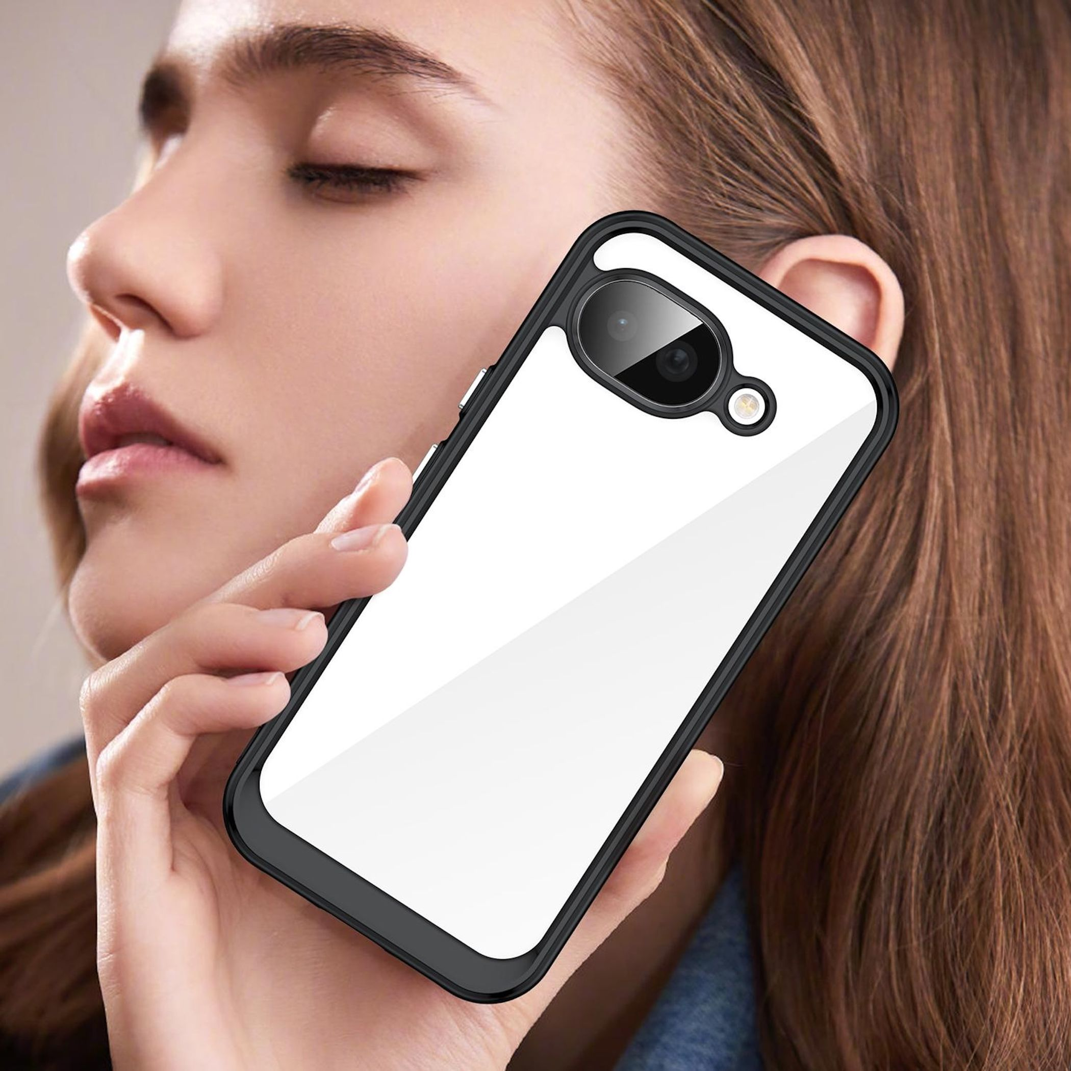 Eine Frau hält ein Smartphone mit einer weißen Rückseite und schwarzem Rahmen.
