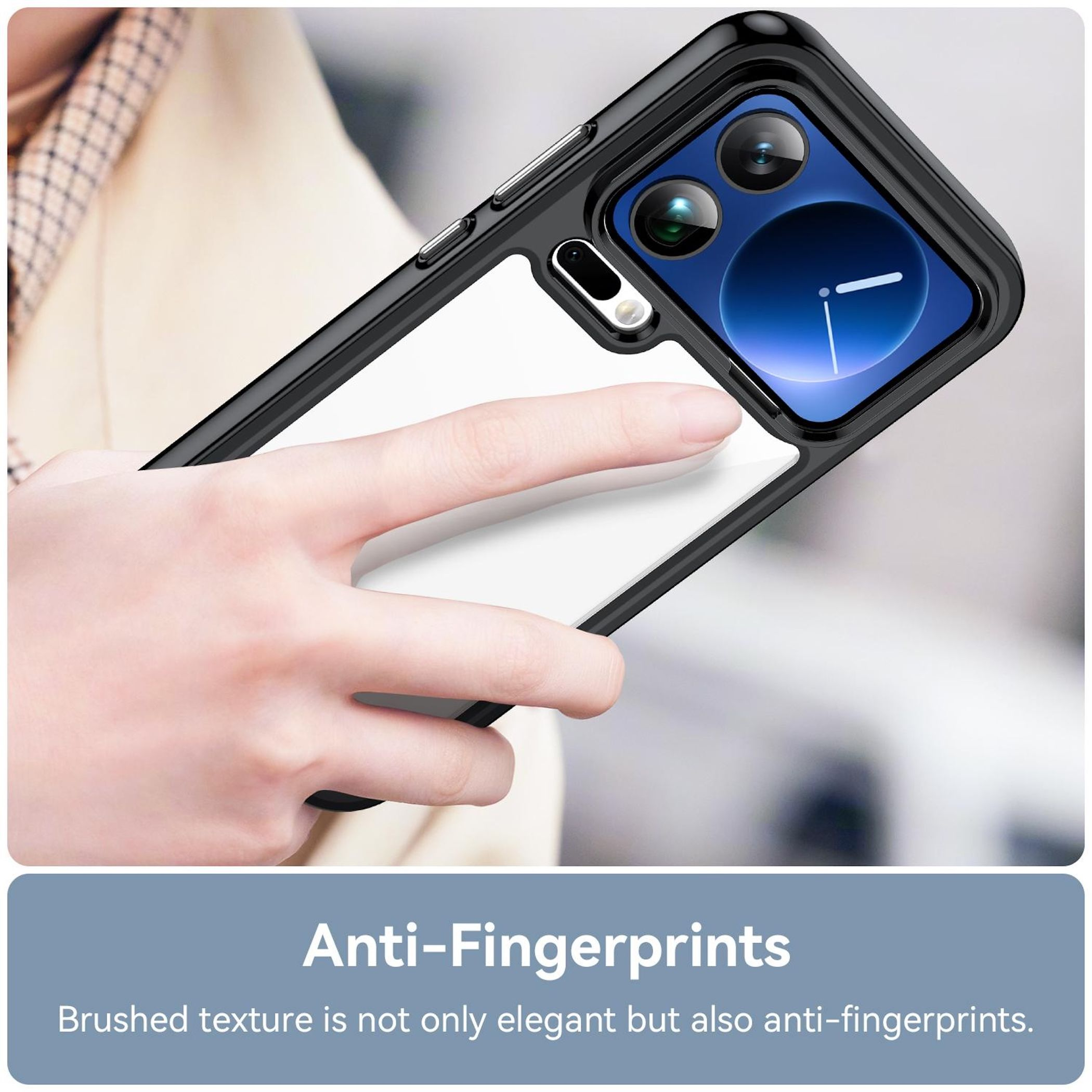 Una mano sostiene una funda de teléfono negra con lentes de cámara.