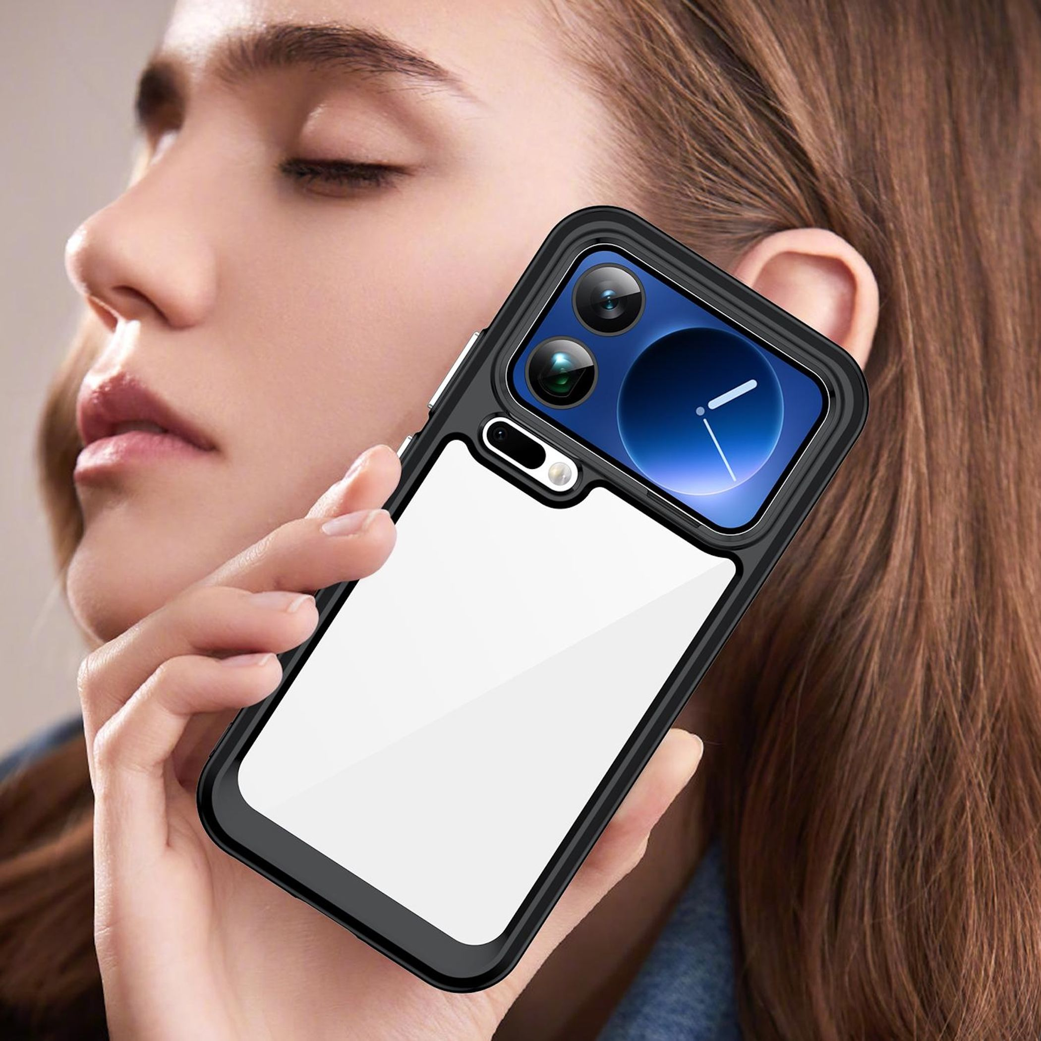 Mujer sosteniendo un smartphone con borde negro y parte trasera blanca.