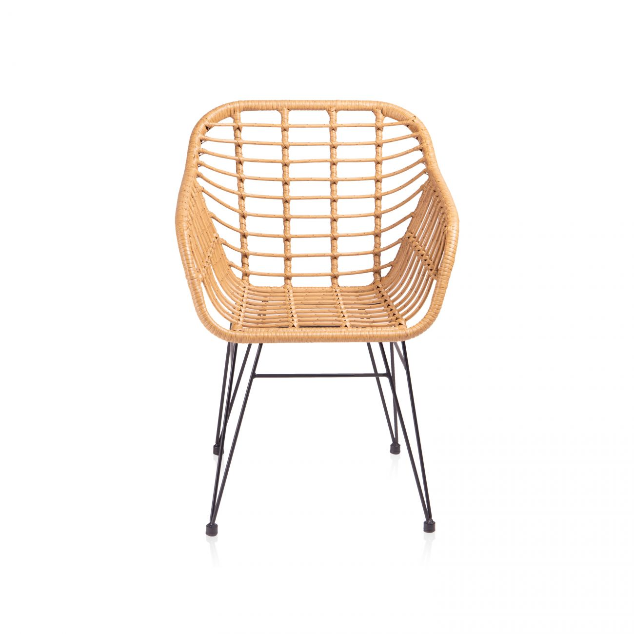 Silla de ratán clara con estructura de metal negro sobre fondo blanco.
