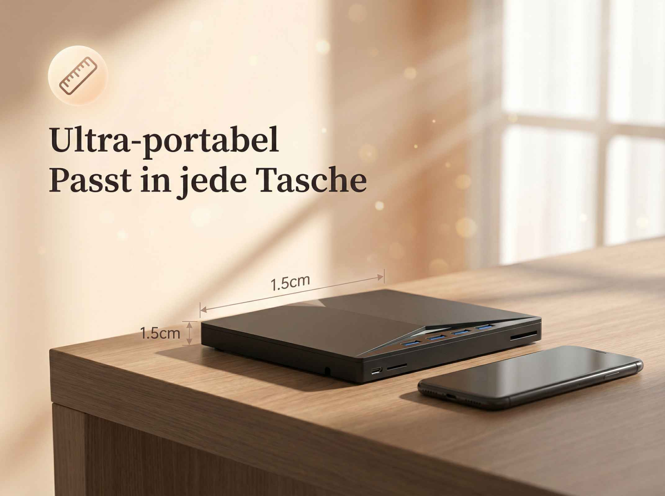 Schwarzer kompakter USB-Hub und Smartphone auf Holztisch. Maße 1,5 cm.