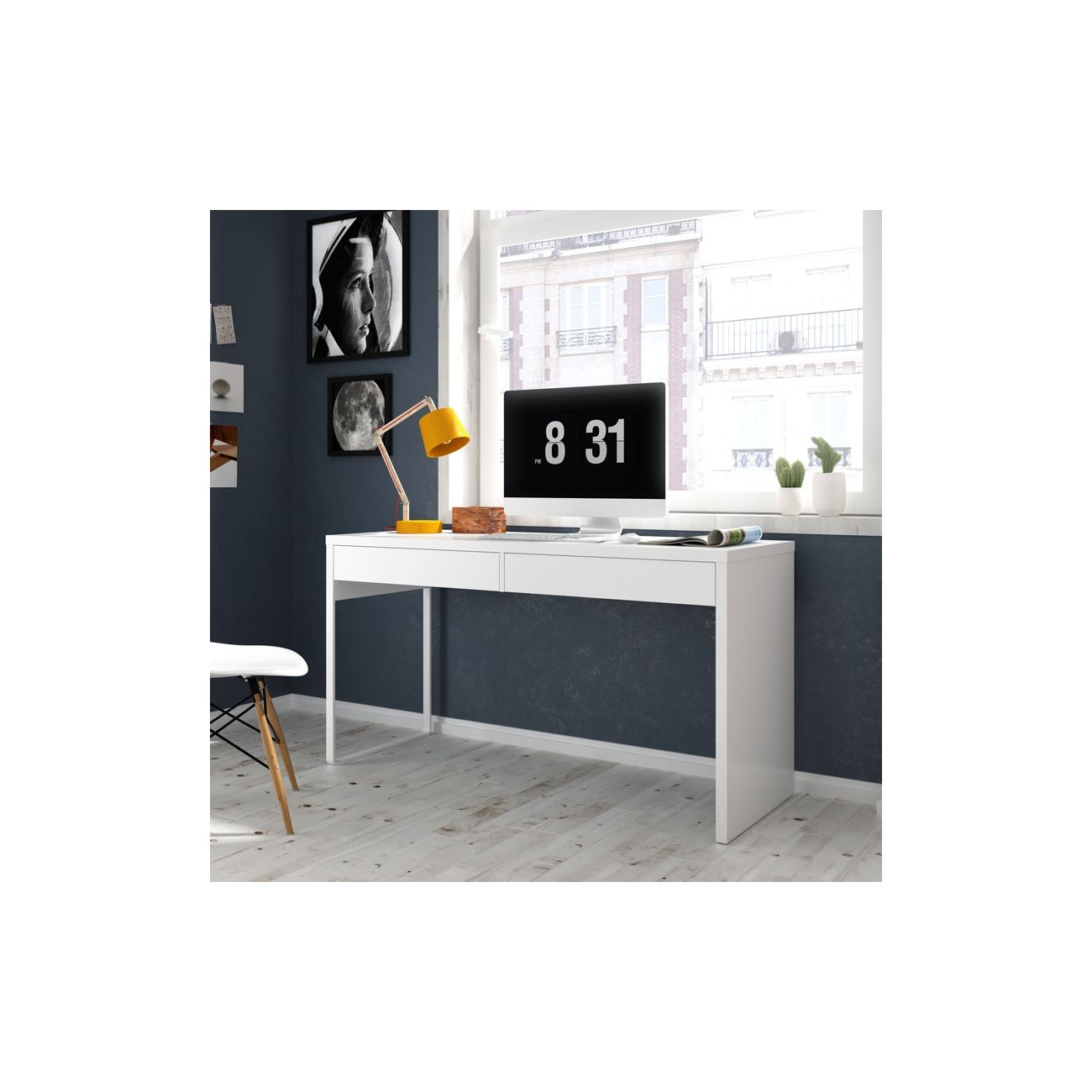 Un escritorio blanco con un monitor de computadora que muestra las 8:31.