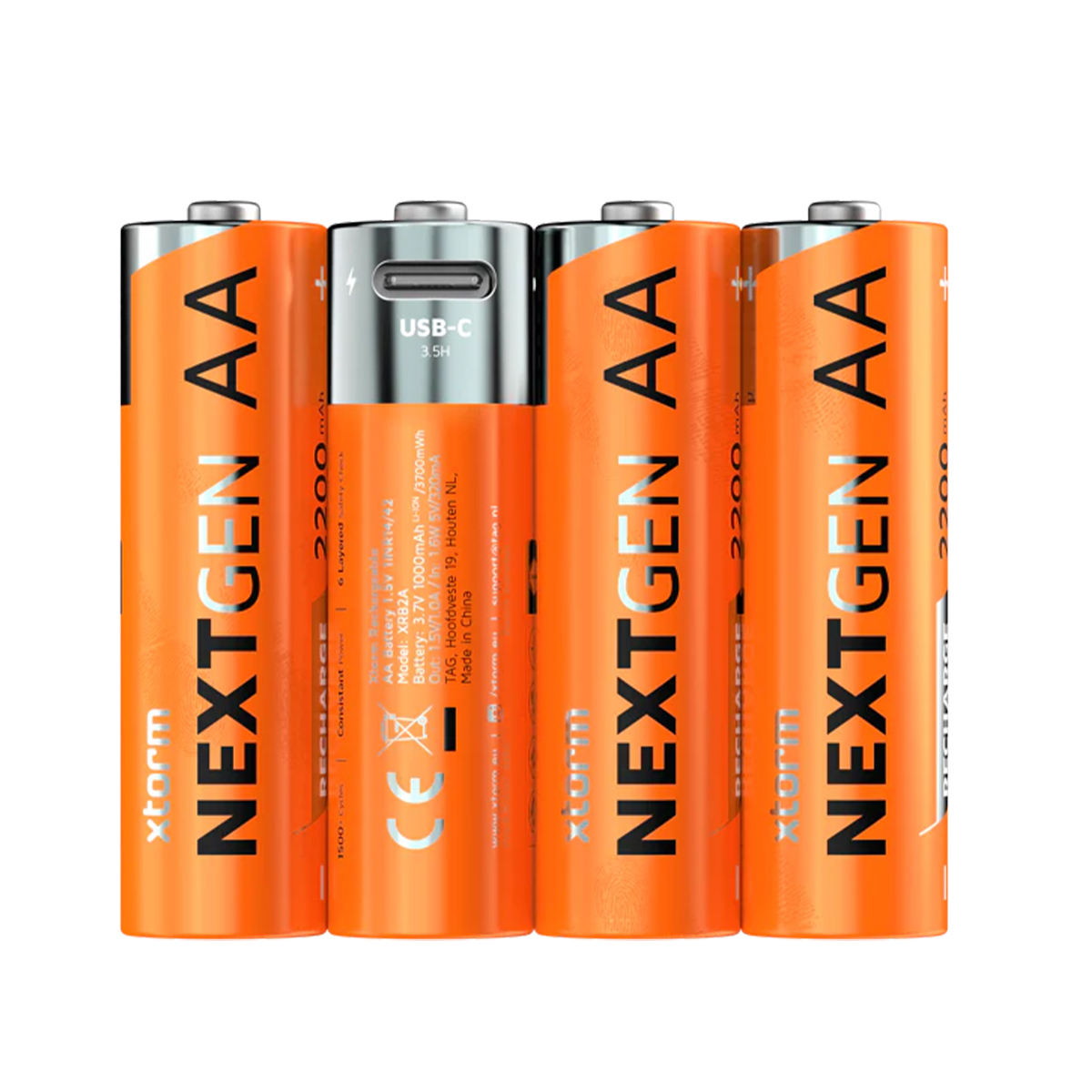Quattro batterie AA arancioni con loghi "NEXTGEN AA" e "xtorm". Una ha USB-C.