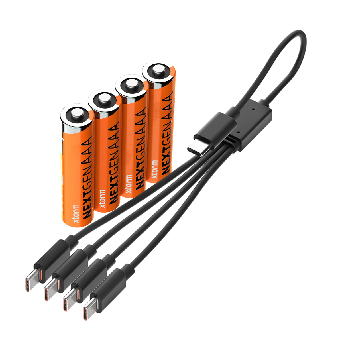 Vier orangefarbene AAA-Batterien mit USB-C-Ladekabel auf weißem Hintergrund.
