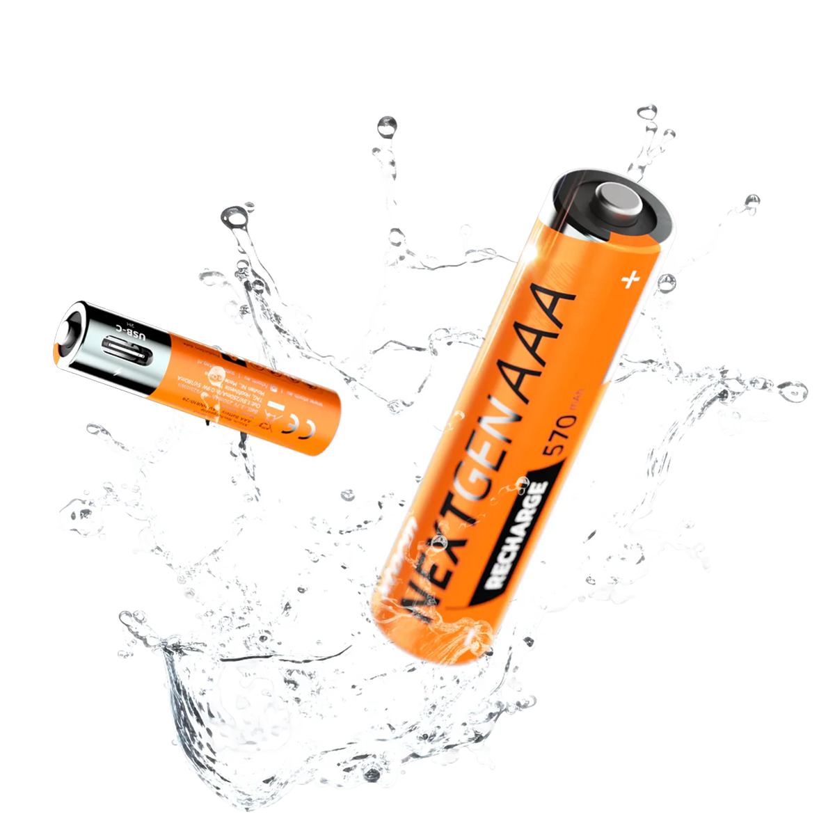 Zwei orangefarbene AAA-Batterien mit Wasser auf weißem Hintergrund.