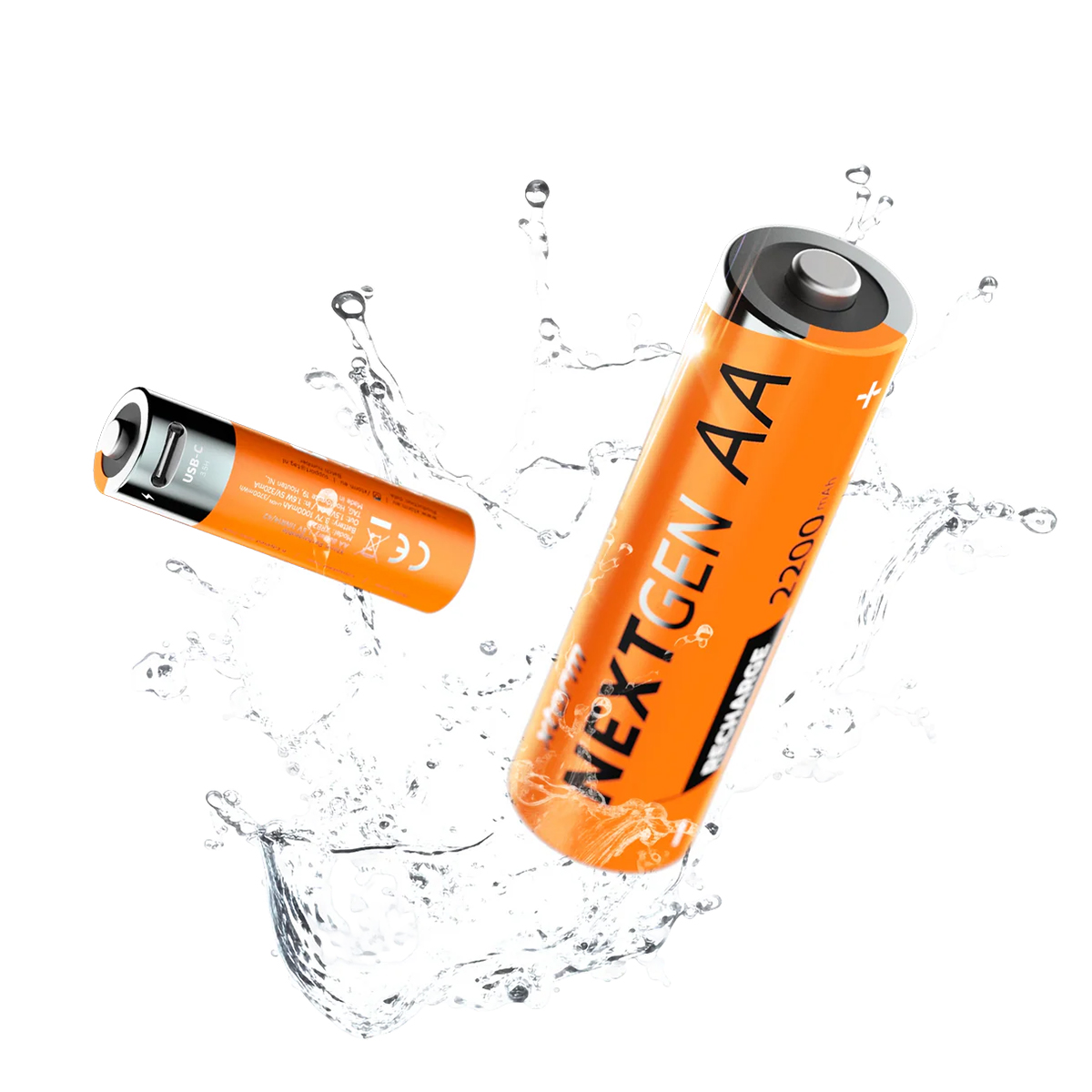 Due batterie AA arancioni con punte nere schizzano nell'acqua.