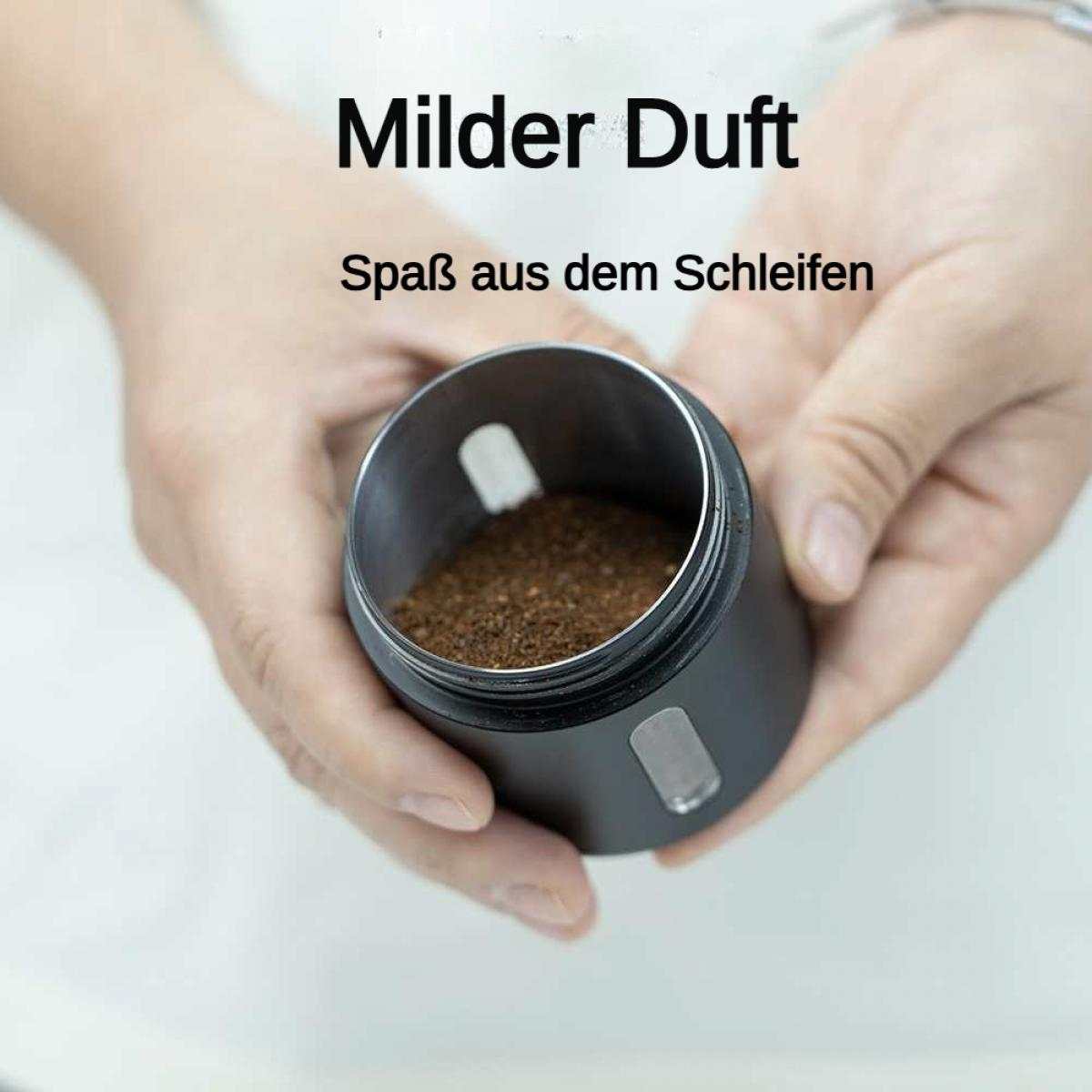 Hände halten einen kleinen Behälter mit Kaffeepulver.
