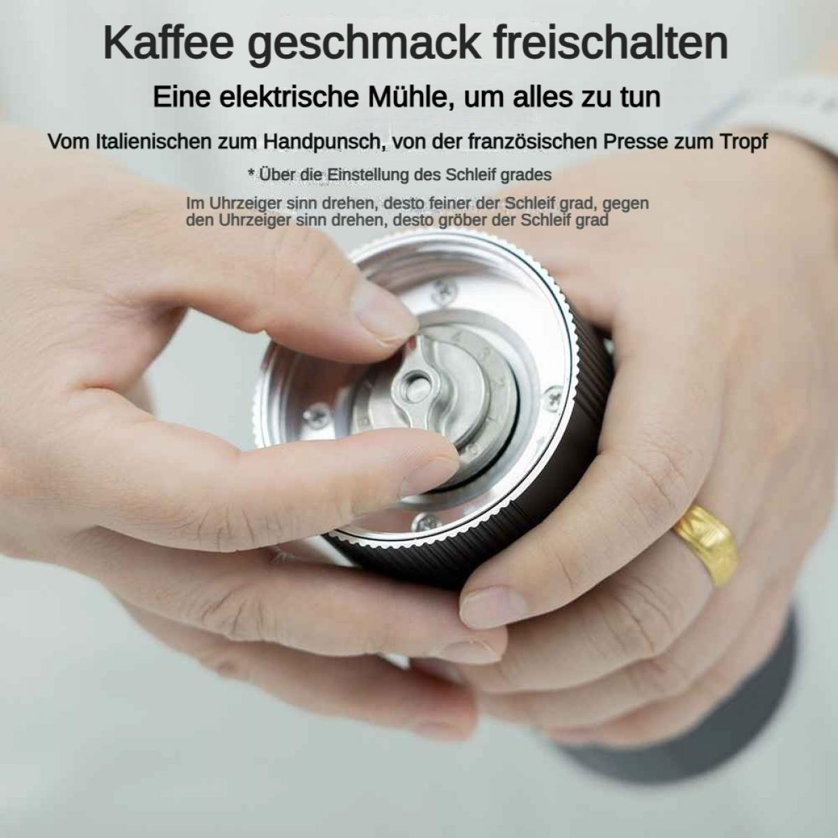 Hände stellen eine Kaffeemühle ein. Ein Ring ist am Finger.