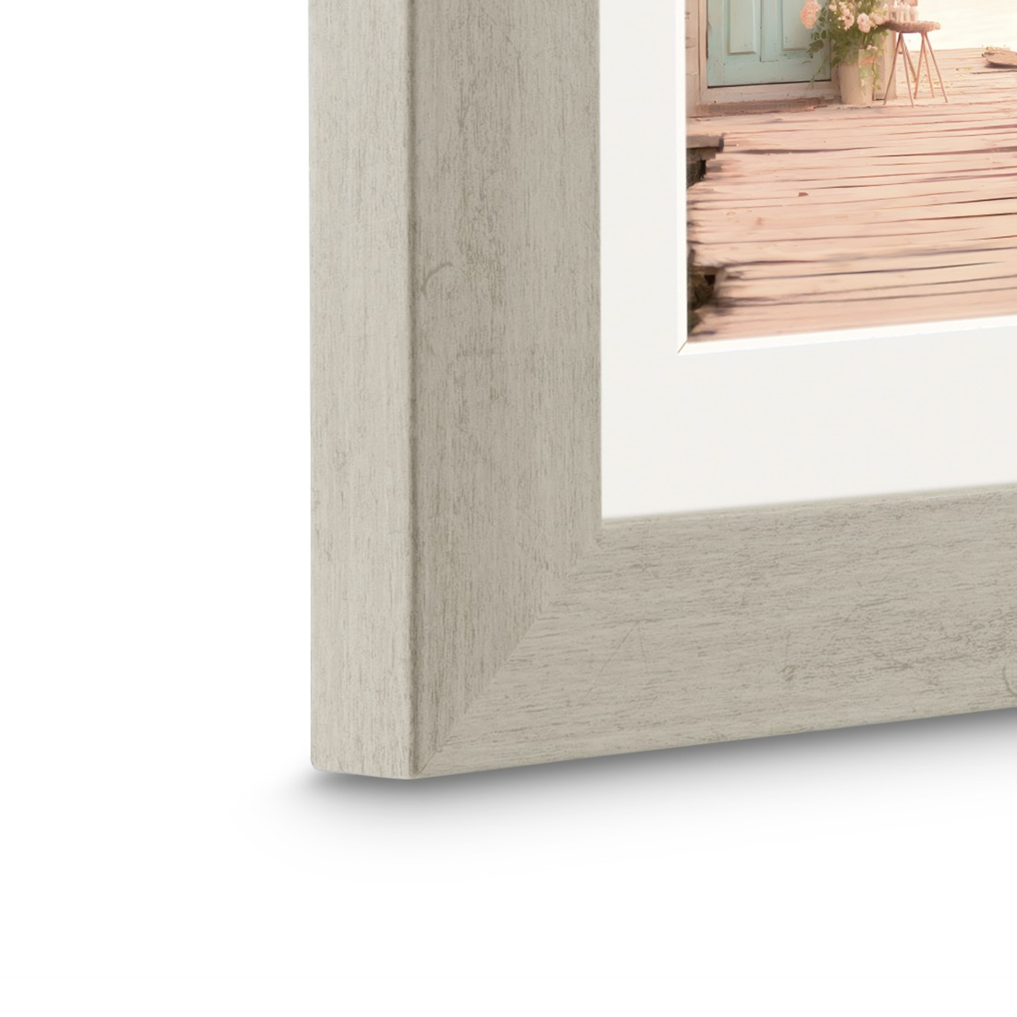 Ein Bild von einer Veranda mit Holzdielen und einer blauen Tür.