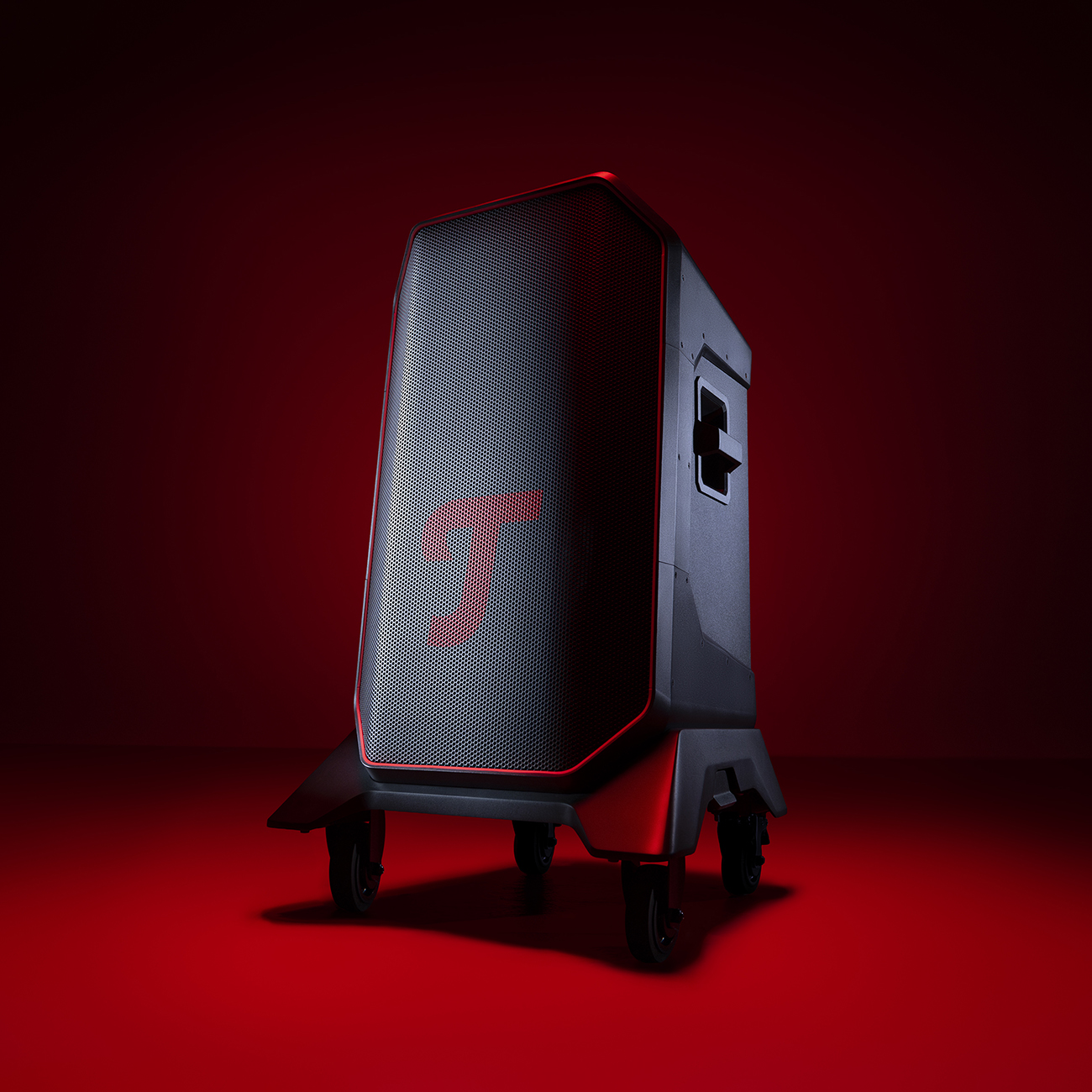 Uno speaker nero e futuristico con finiture rosse e logo 'T' rosso è su ruote.