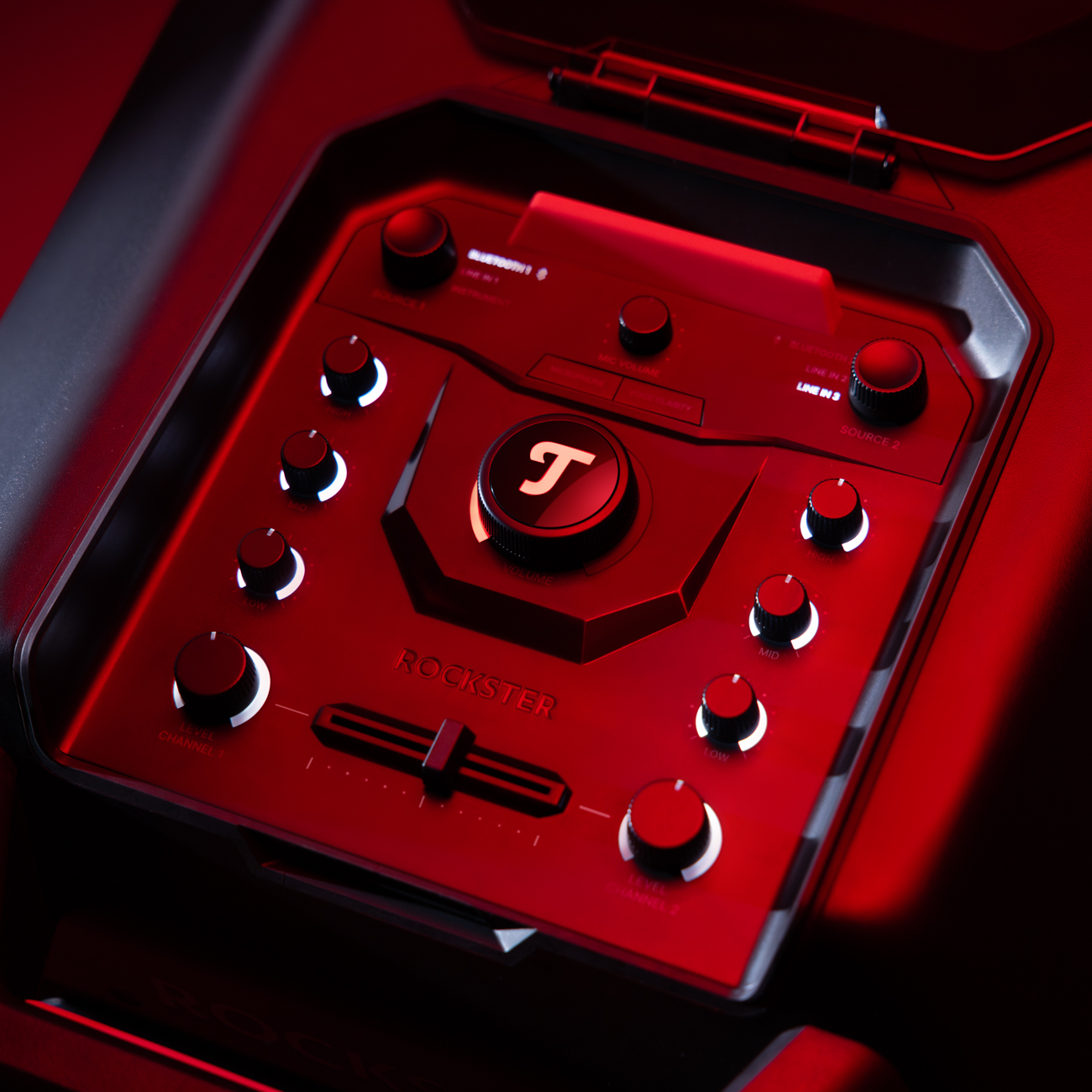 Il pannello di controllo di un amplificatore Rockstar nero con illuminazione rossa, manopole e pulsanti.