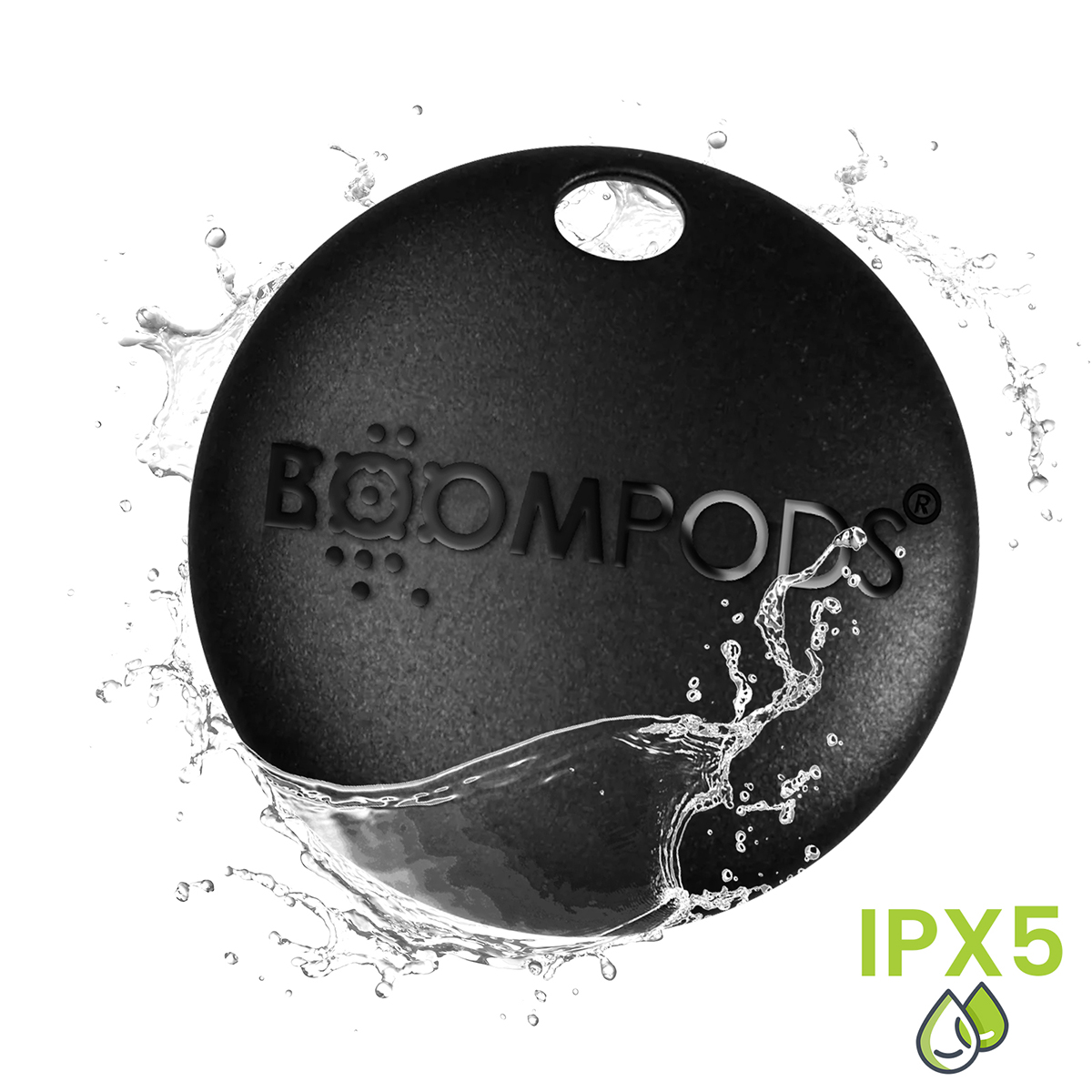 Etichetta rotonda nera BOOMPODS con schizzi d'acqua e logo IPX5.