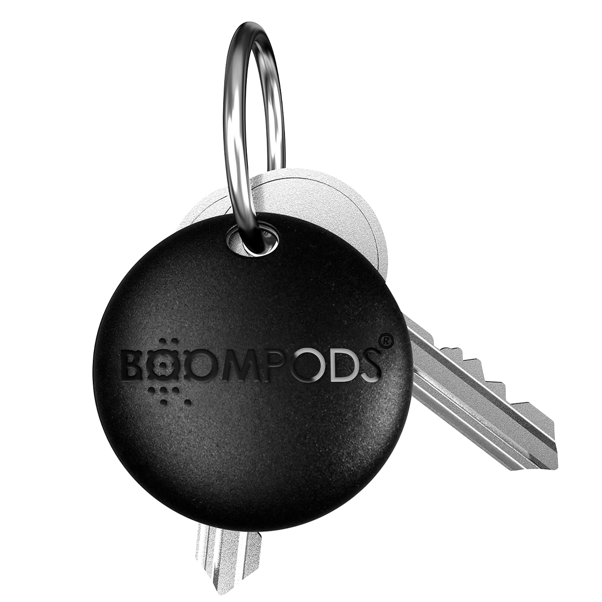 Un cartellino rotondo nero con la scritta "BOOMPODS" su un portachiavi con una chiave.