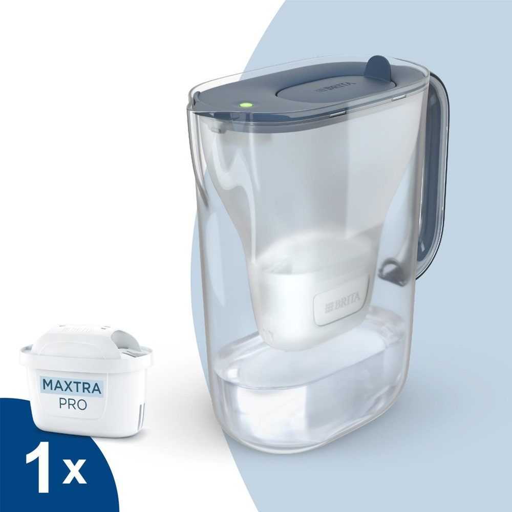 Brita Wasserfilterkanne mit Maxtra Pro Filterkartusche gezeigt. Grünes Licht auf dem Kannen-Deckel.