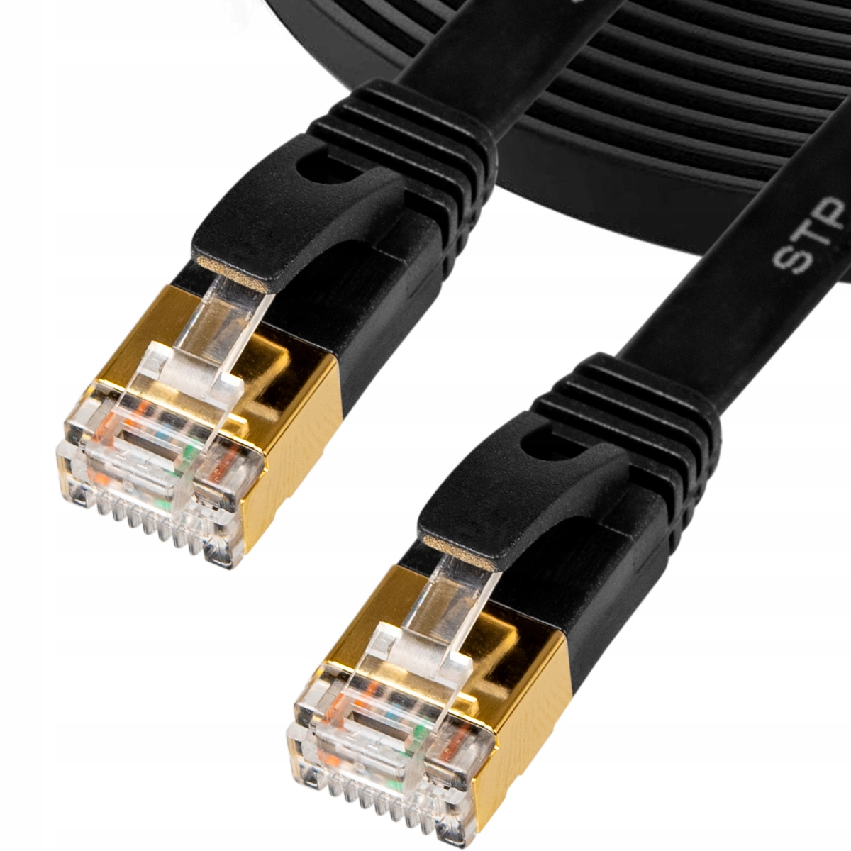 Dwa czarne kable Ethernet STP CAT6 ze złotymi złączami na białym tle.