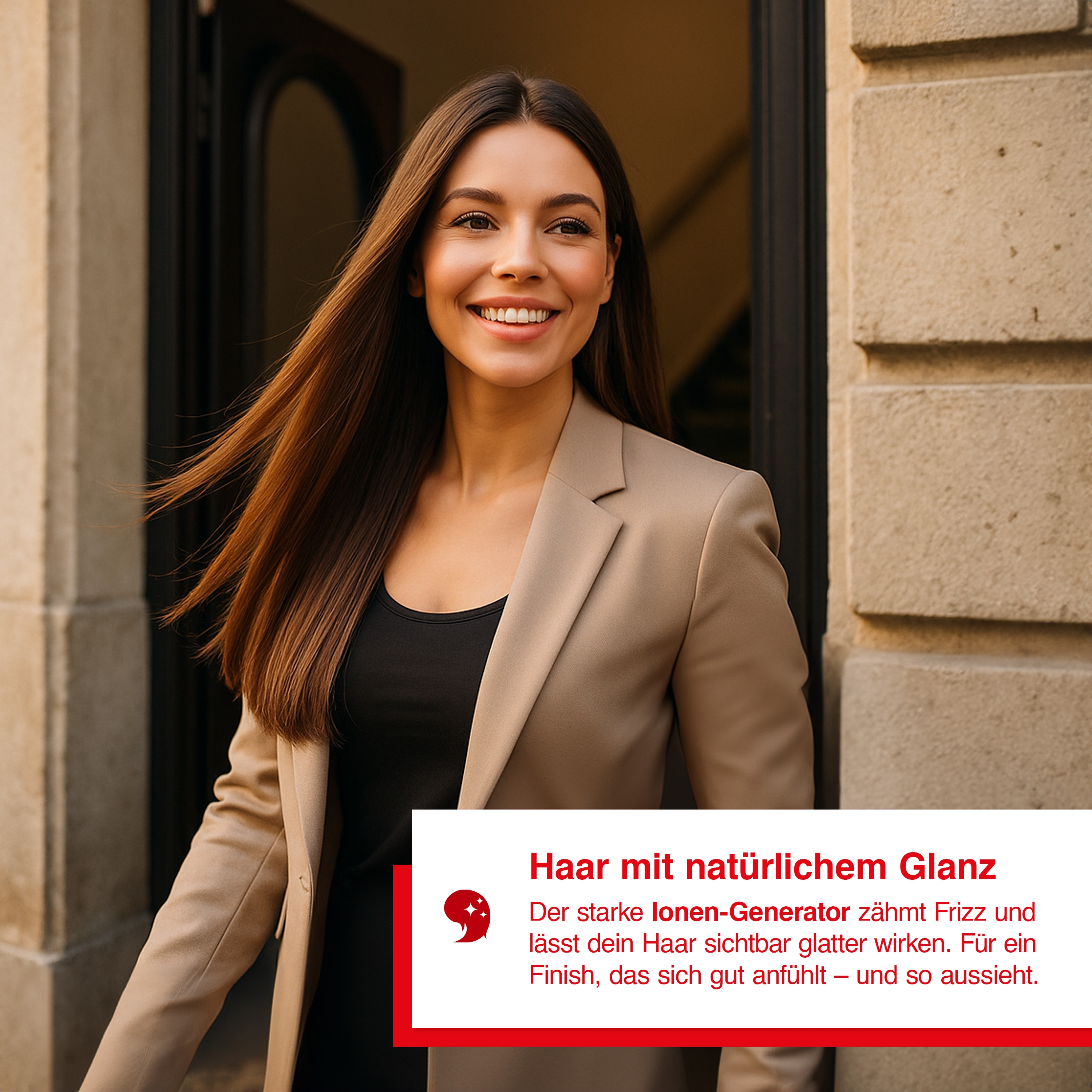 Frau mit braunem Haar im beigen Blazer, lächelnd.