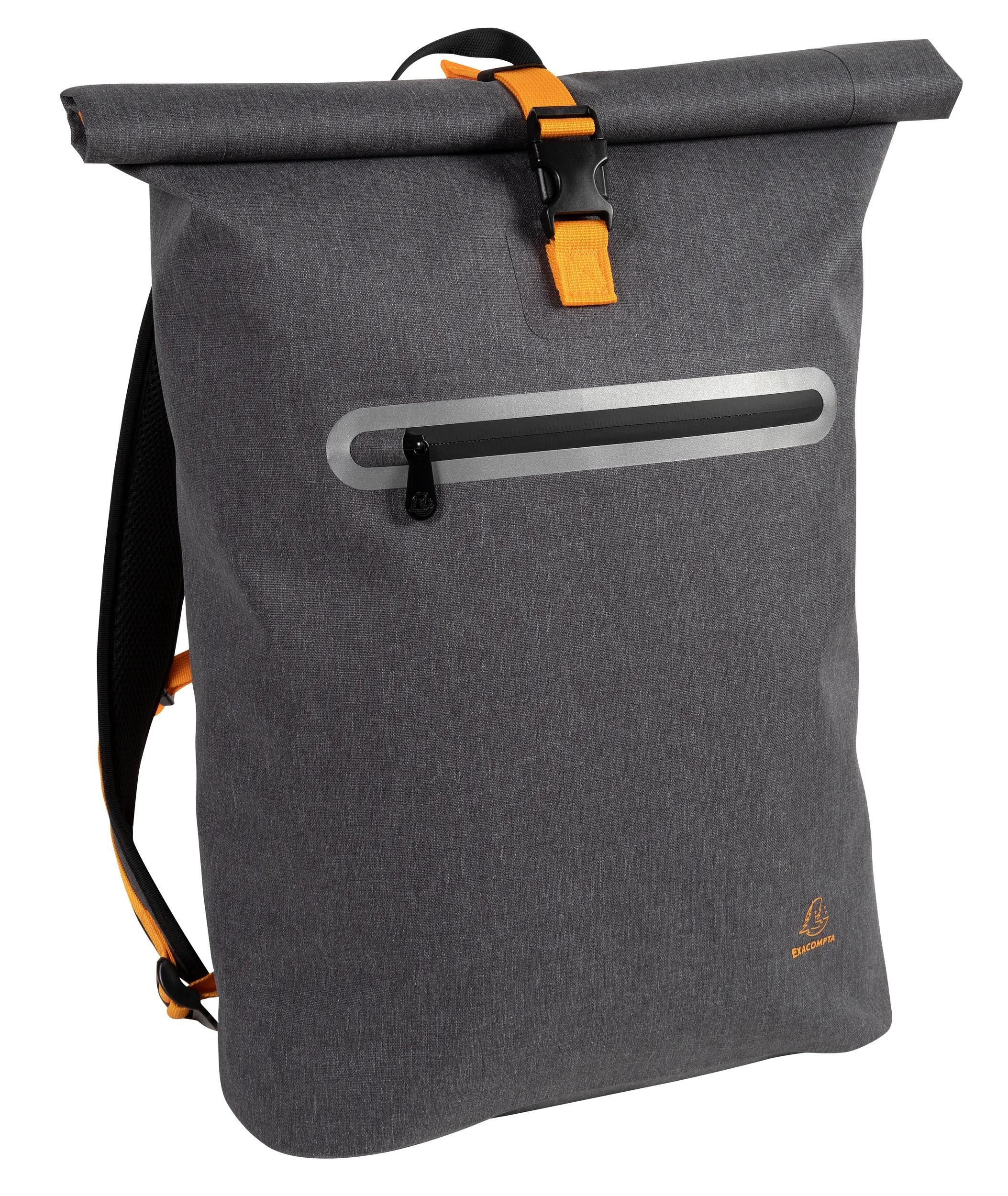 Grauer Rucksack mit orangefarbenem Riemen und Schnalle, Reißverschlusstasche vorne.
