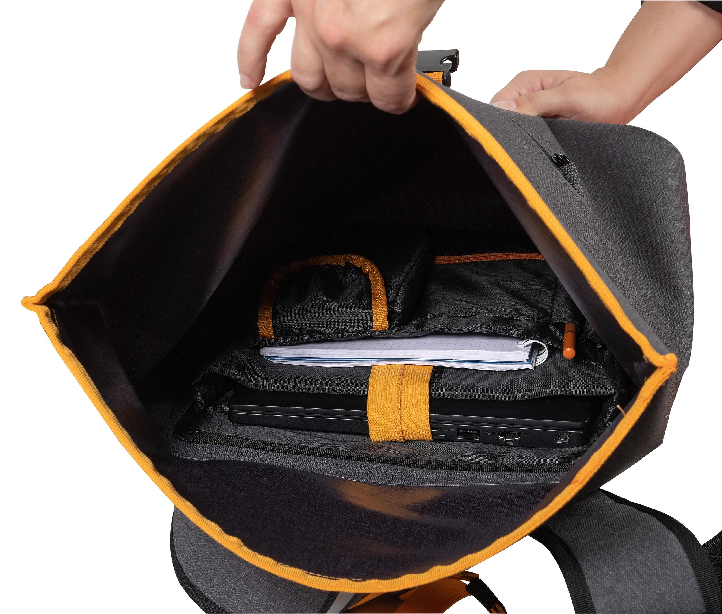 Grauer Rucksack mit orangefarbener Kante, innen ein Laptop und Notizbuch.