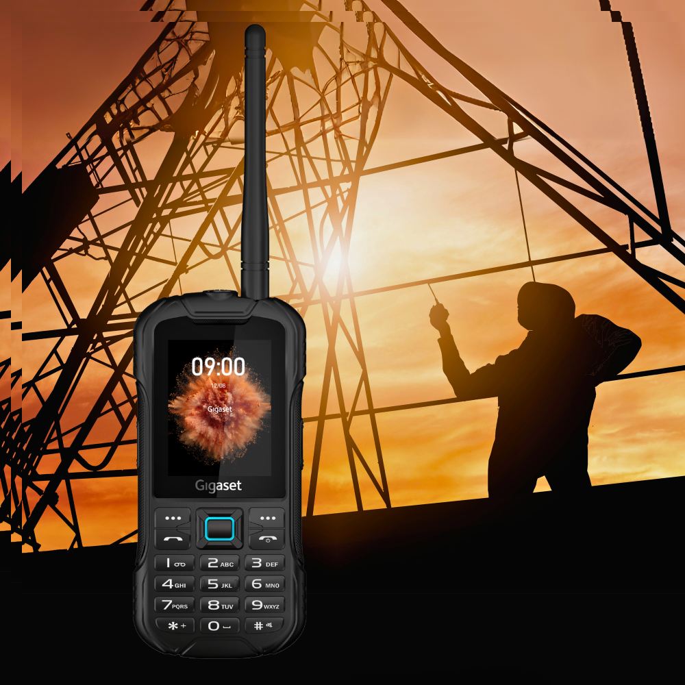 Un robusto telefono Gigaset contro un tramonto e una torre.