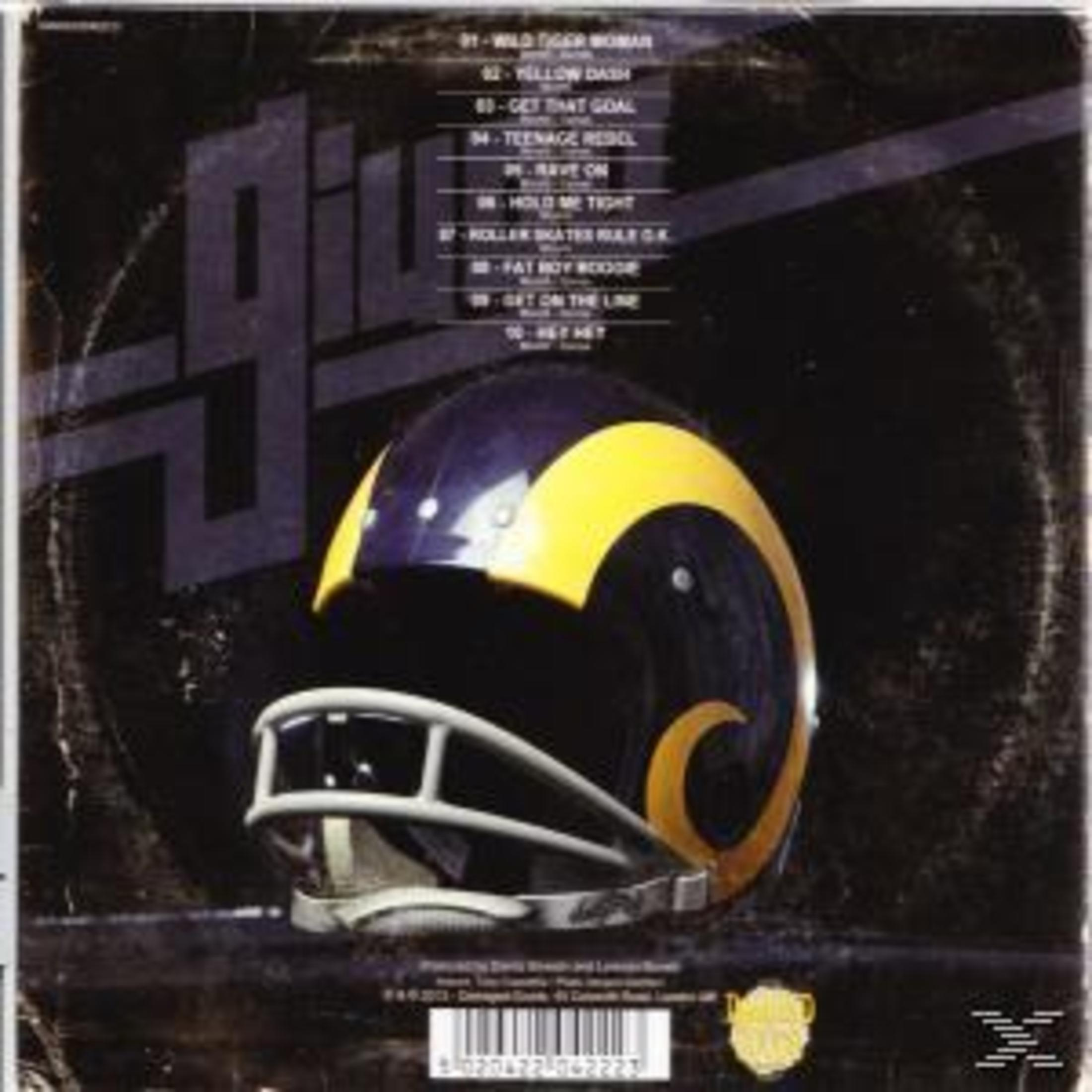 Ein Footballhelm mit gelben und blauen Streifen steht vor einem dunklen Hintergrund.