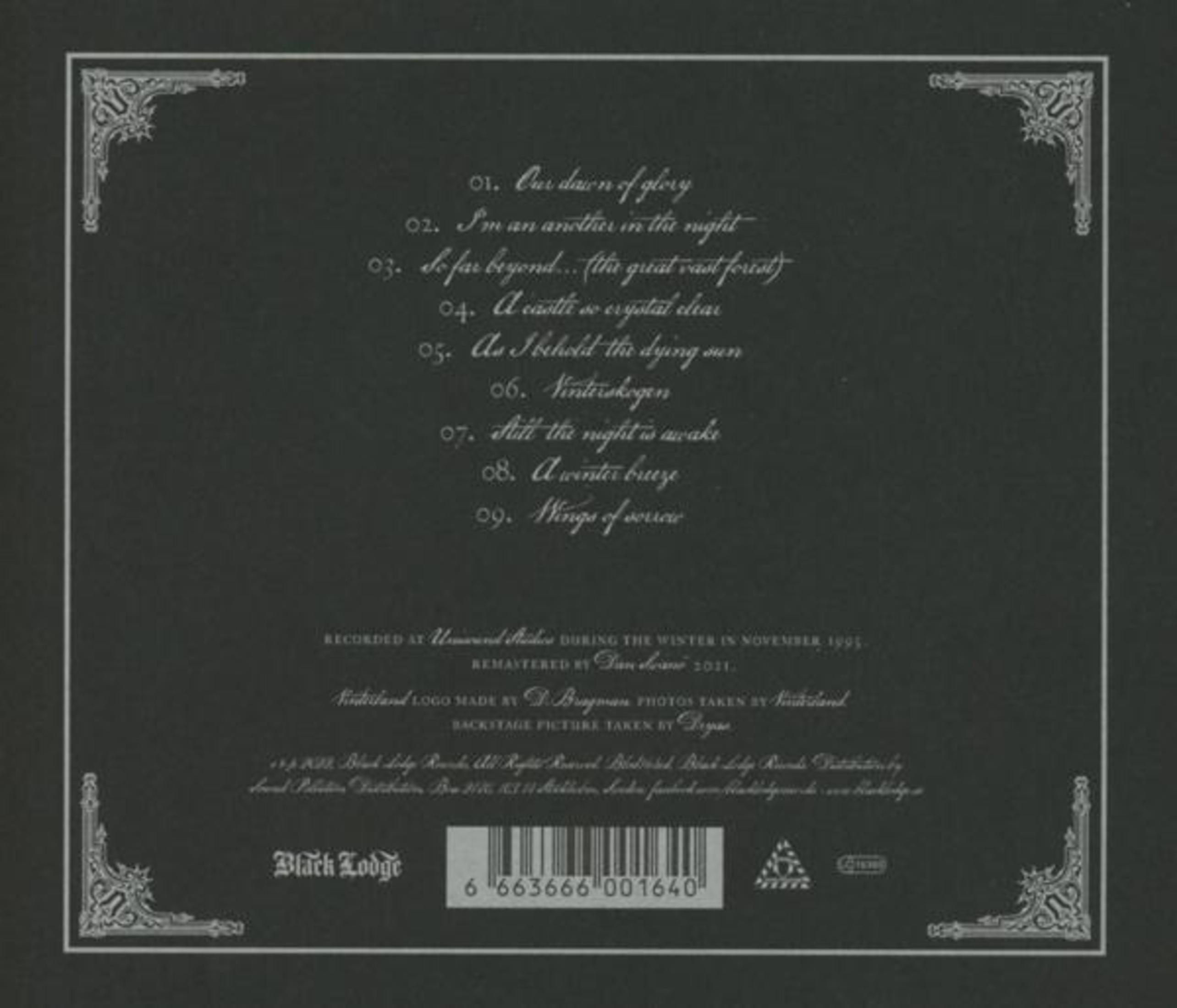 Album-Titelliste mit dekorativen Rändern. Enthält das 'Black Lodge'-Logo und einen Barcode.