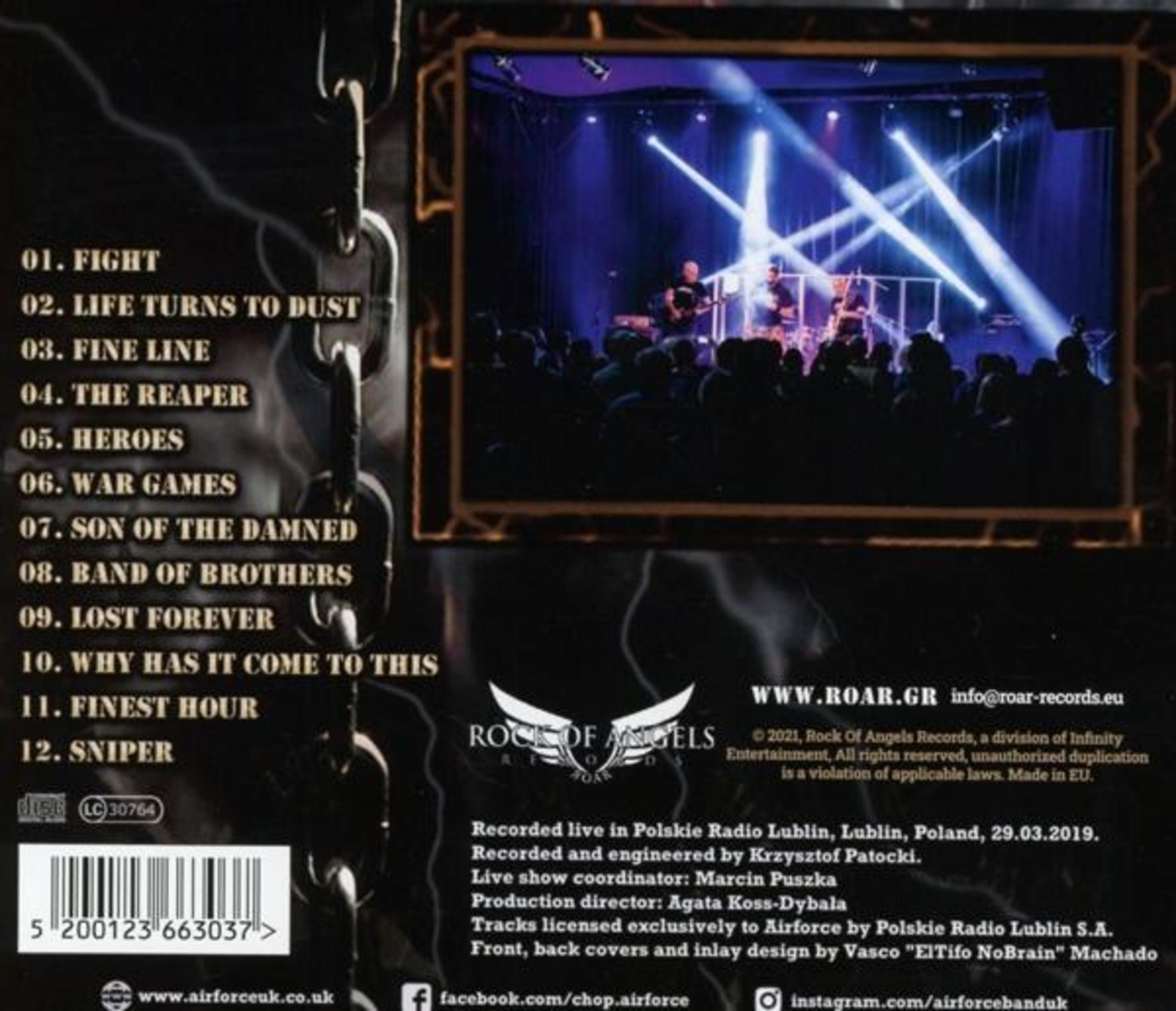 CD achterkant met songlijst, bandfoto en productiedetails. Blauwe podiumverlichting.