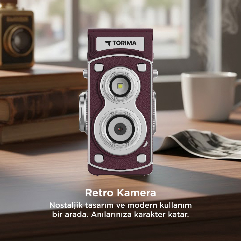 Gümüş vurgulu bordo retro kamera ahşap bir masada duruyor.