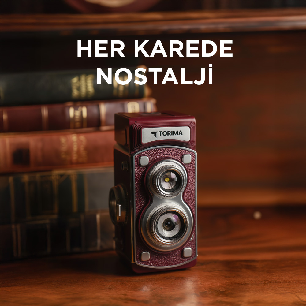 Kırmızı vintage bir kamera, ahşap bir masanın üzerindeki eski kitap yığınının önünde duruyor.